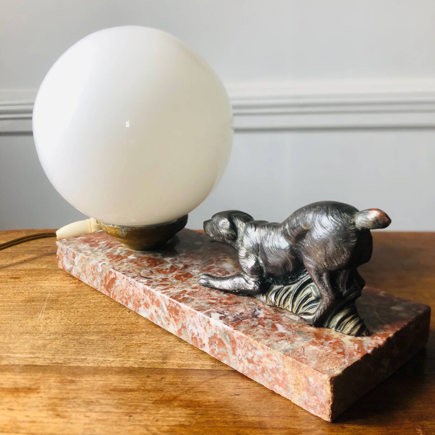 Lampe Art déco globe en opaline blanche et chien de chasse