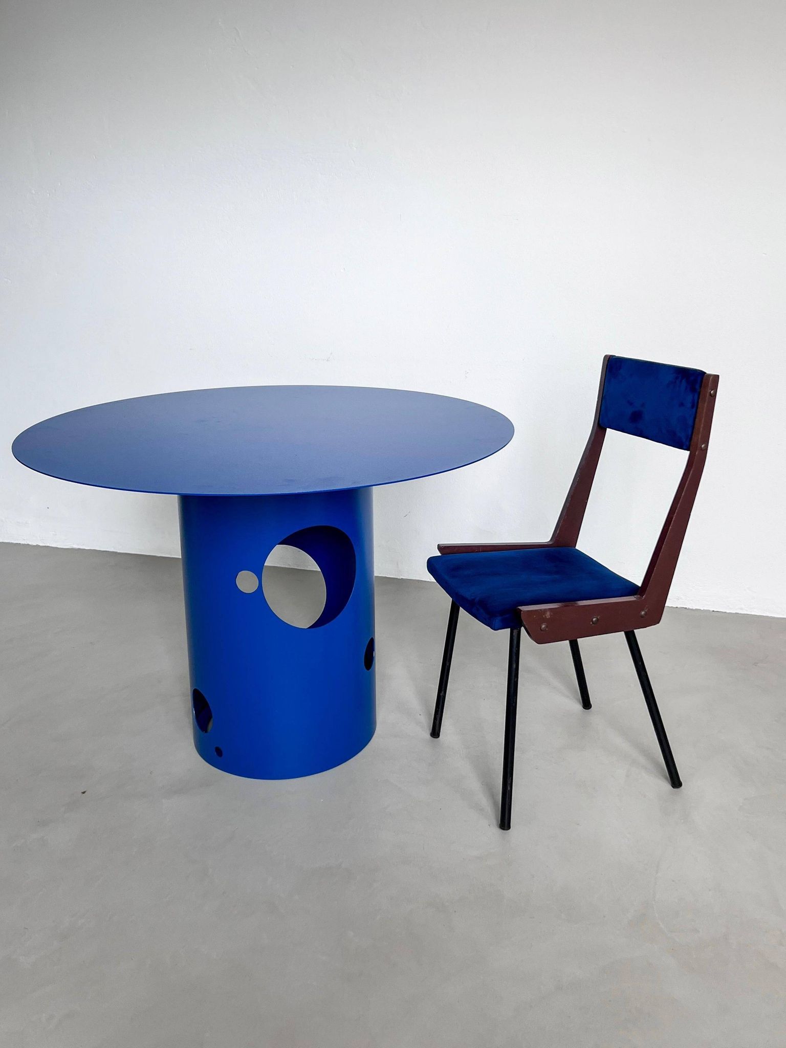Table de salle à manger italienne contemporaine du XXIe siècle, silos, bleu électrique