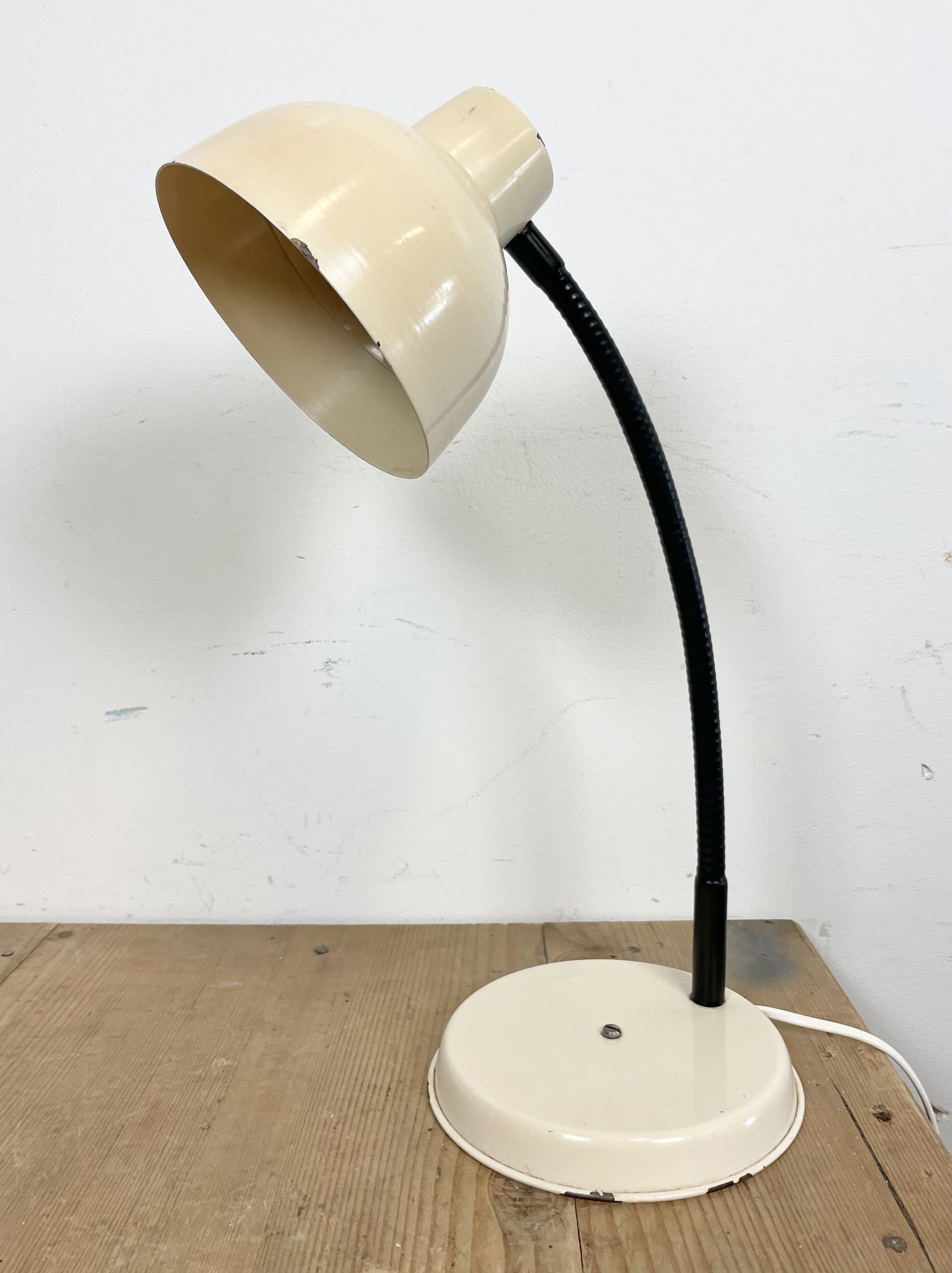 Beige industrial gooseneck table lamp, 1960s