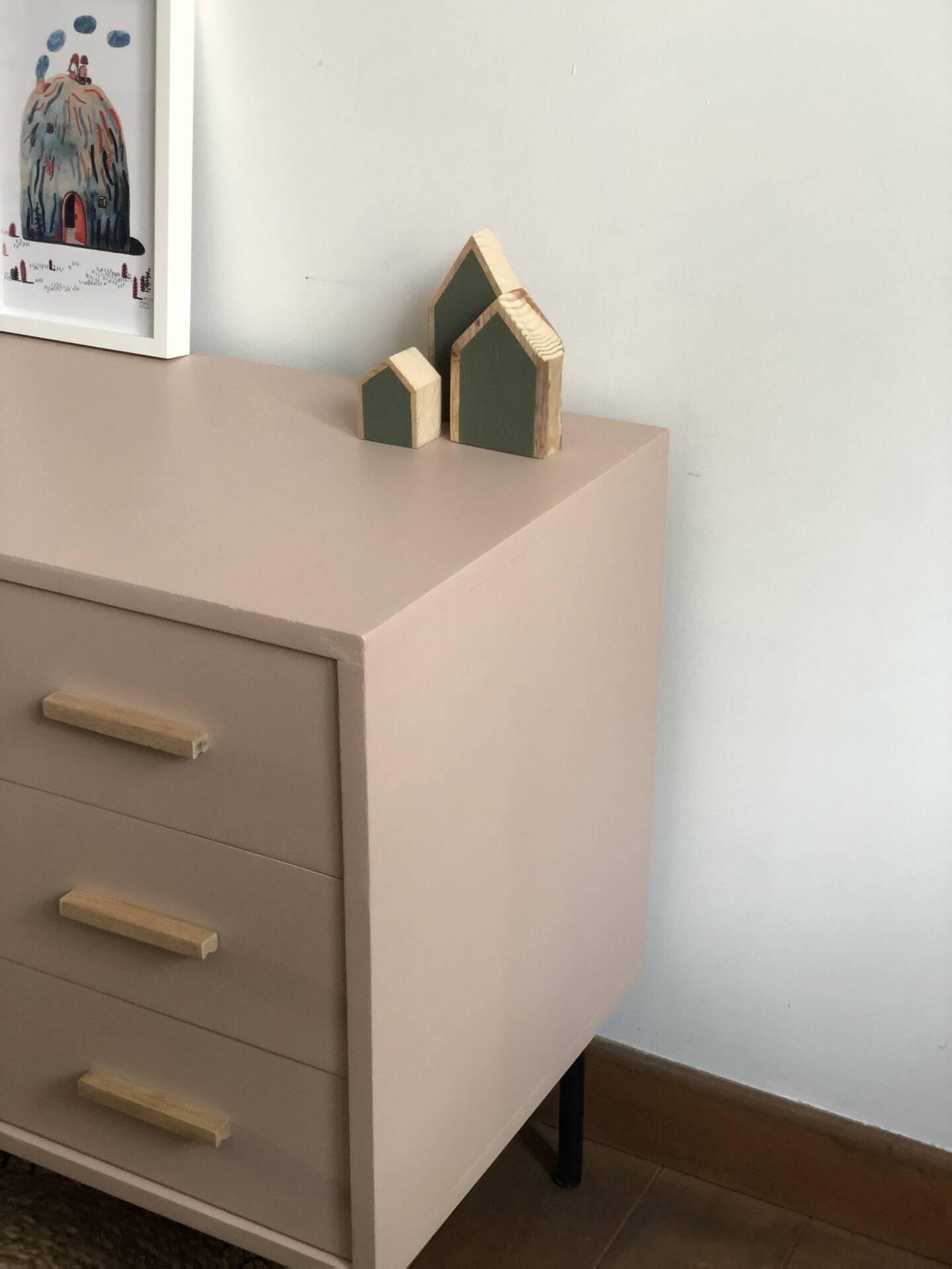 Commode rose rénovée