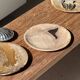 Vide poche, plat ou assiette circulaire en bois pétrifié beige tache noire