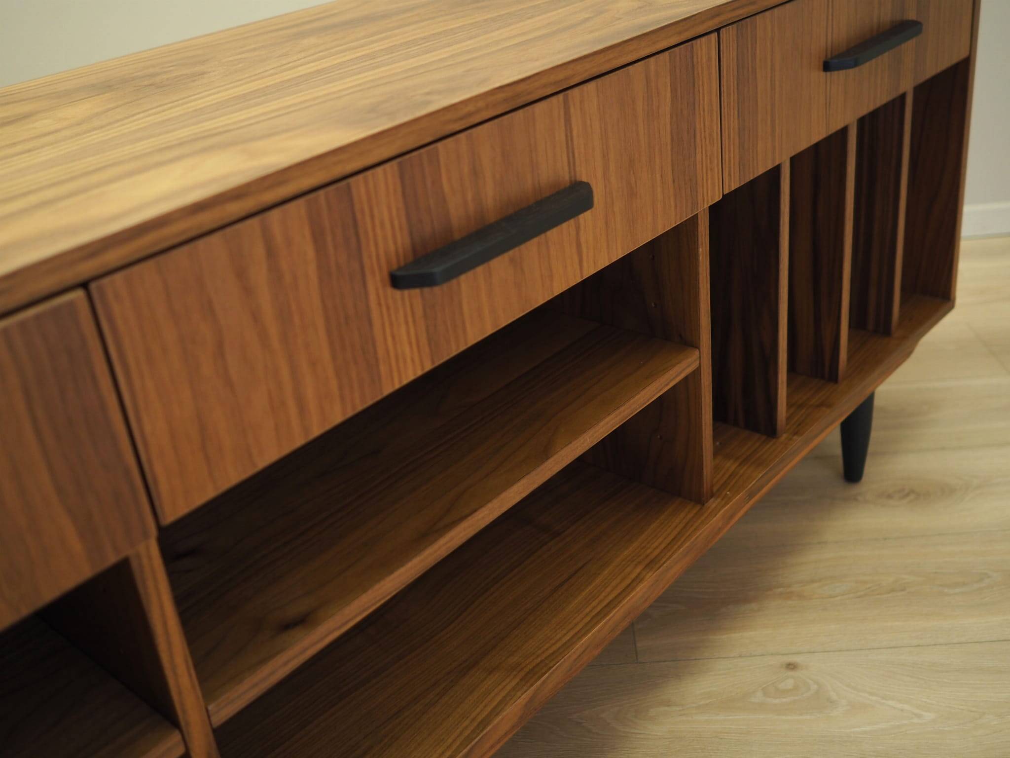 Enfilade en noyer, design scandinave