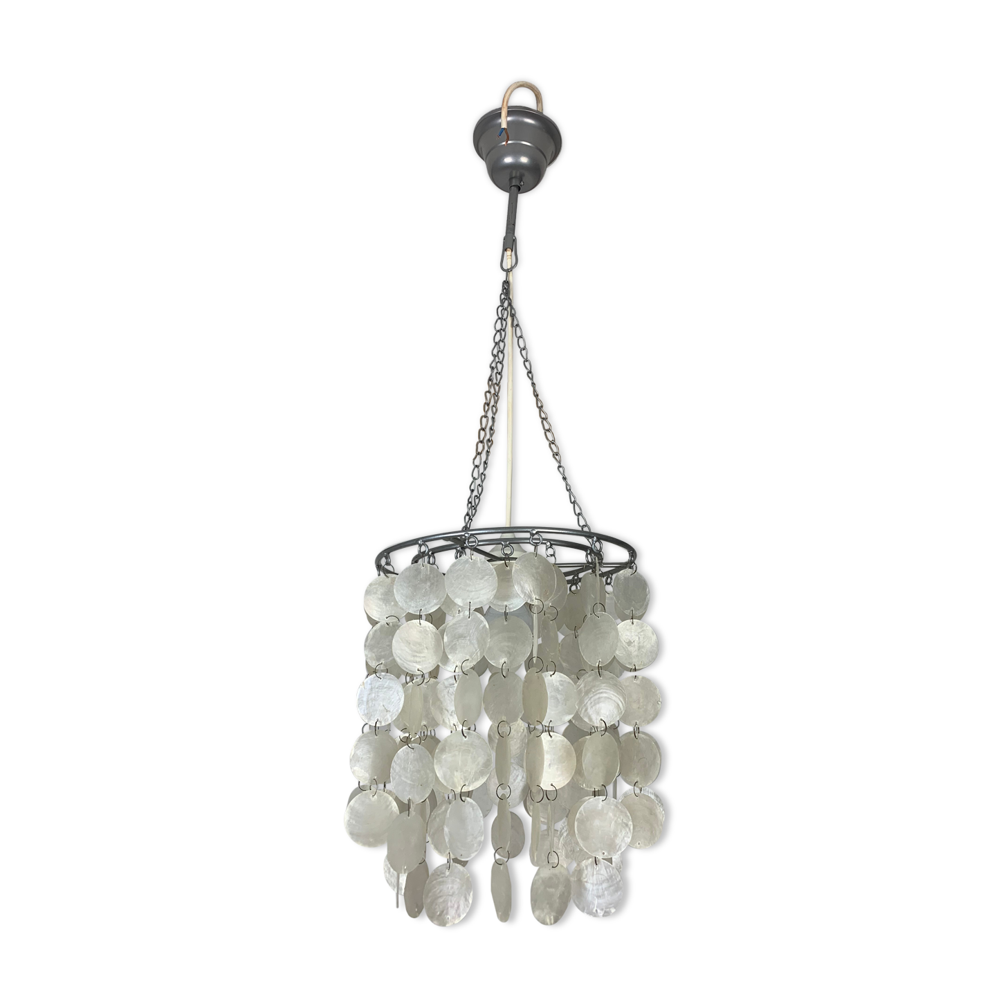 Mother-of-pearl grapevine suspension