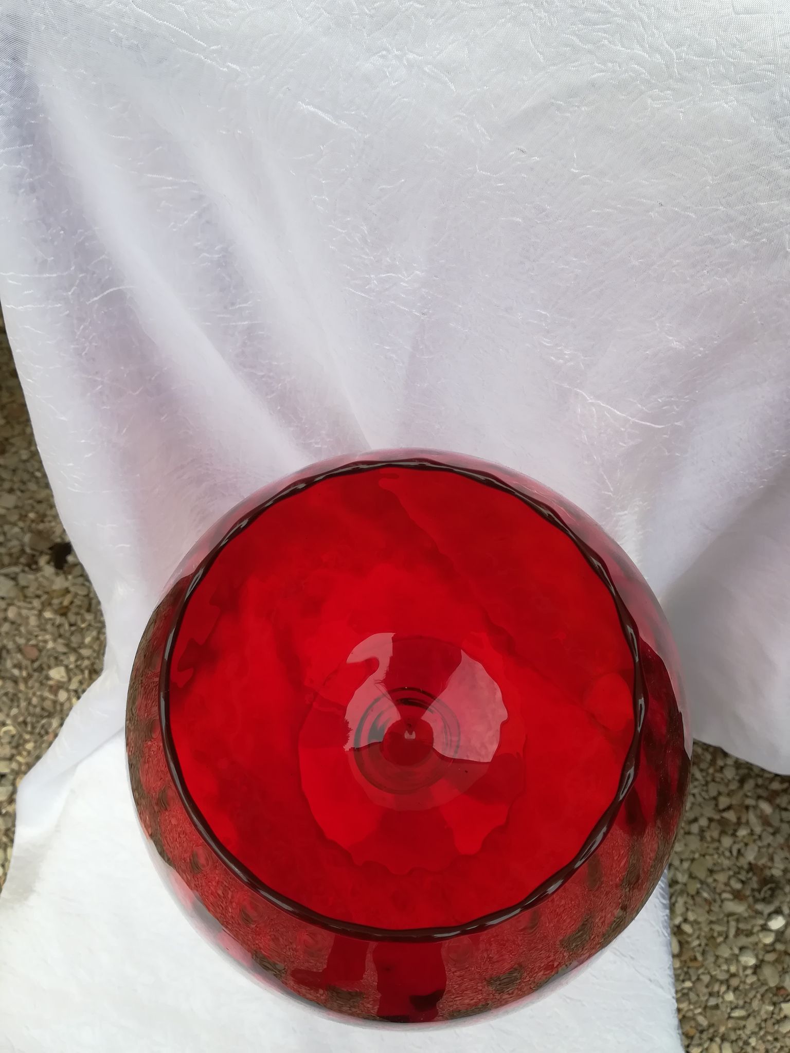 Vase en verre rouge