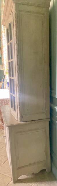 Small shabby two-body buffet