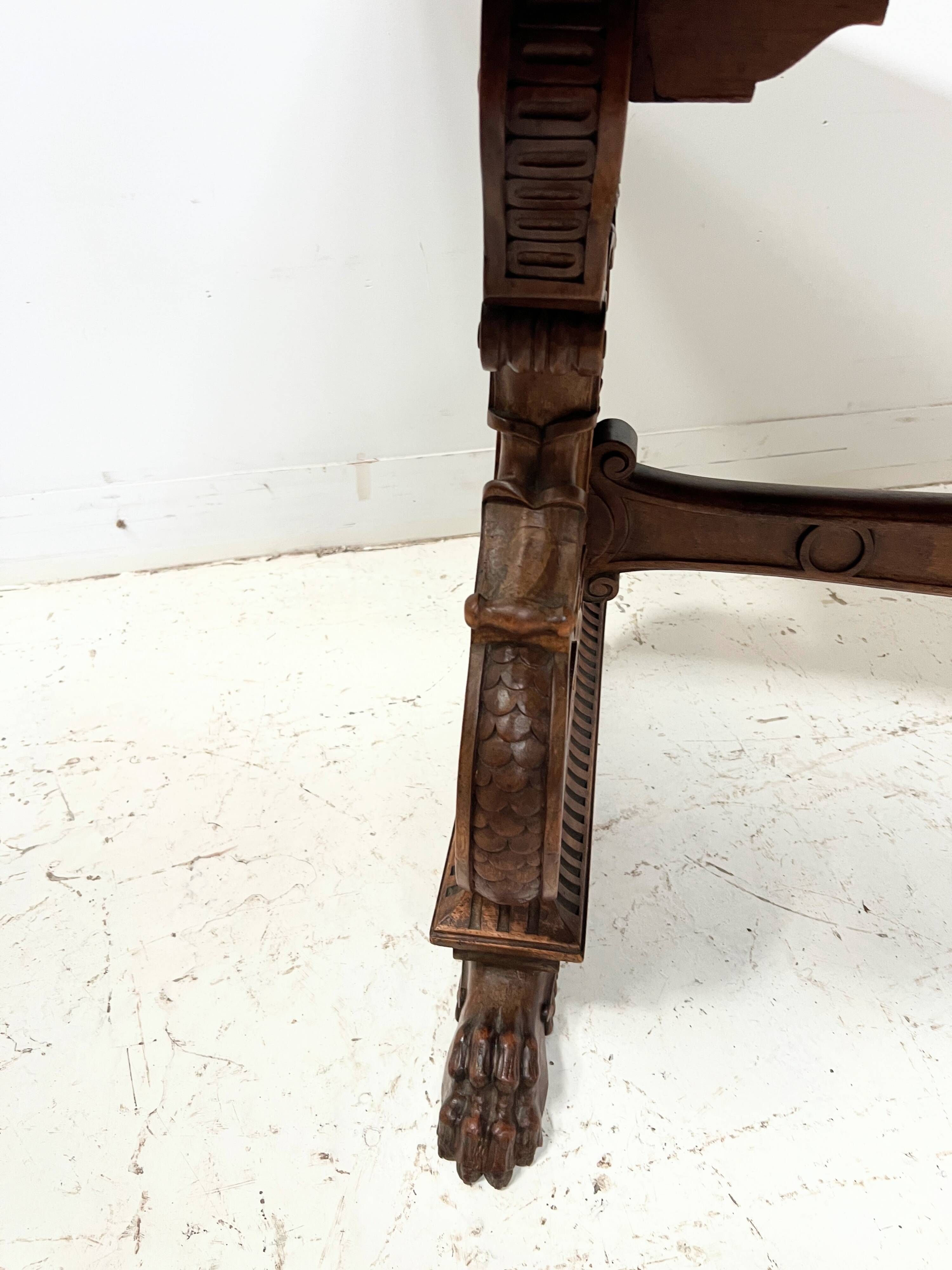 Table a manger de style Renaissance en bois massif sculpté XX siècle