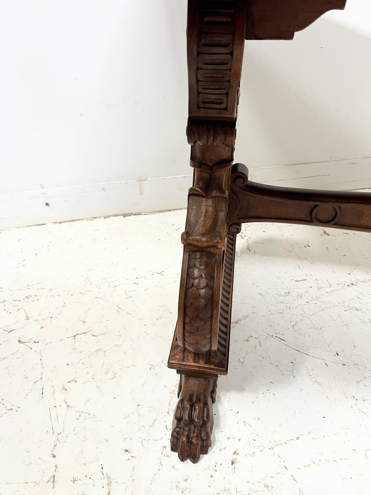 Table a manger de style Renaissance en bois massif sculpté XX siècle