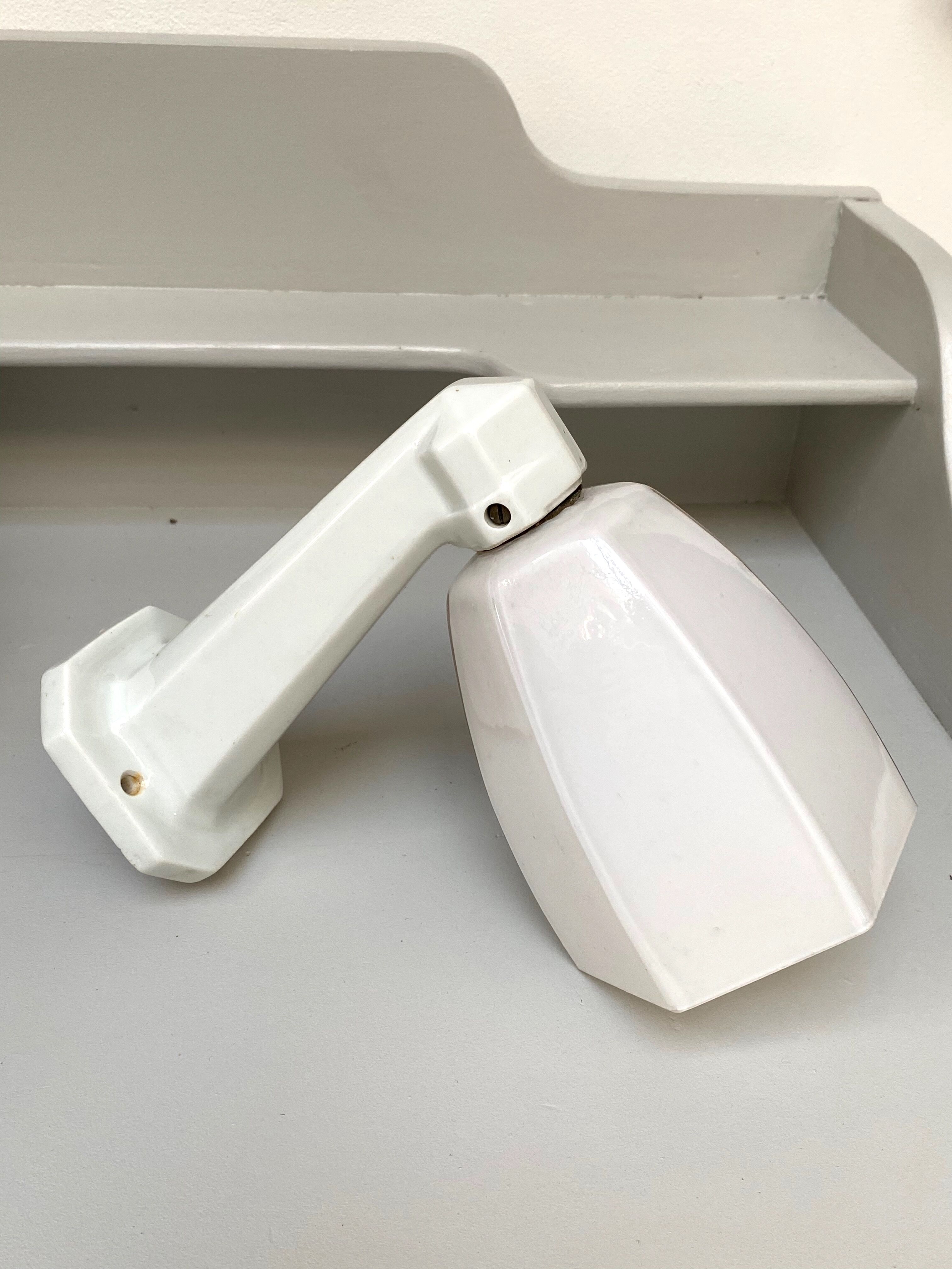 Art deco wall lamp in opaline and porcelain