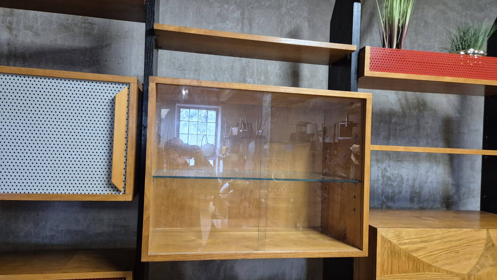 Meuble mural modulaire tchécoslovaque vintage avec armoires en placage et supports en bois noir, années 1960–1970