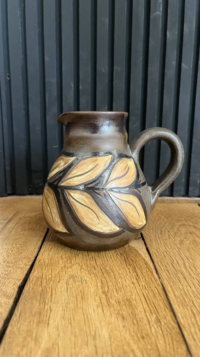 Vase ou pichet d'Alexandre Kostanda motif feuillages