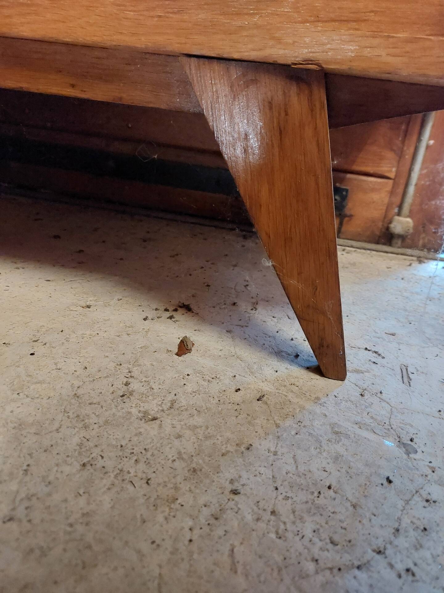 commode vintage aux pieds compas