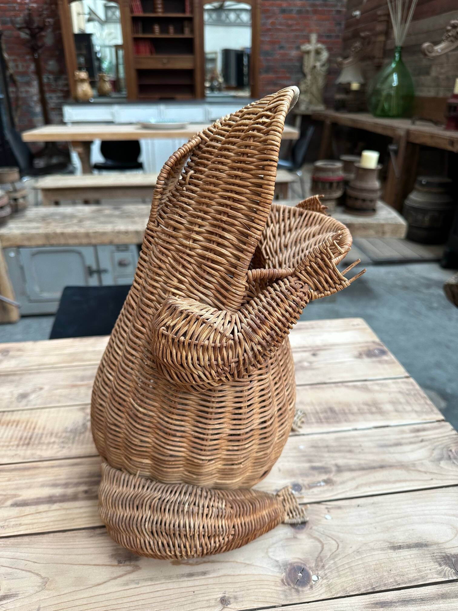 Frog magazine rack by Olivier Cajan