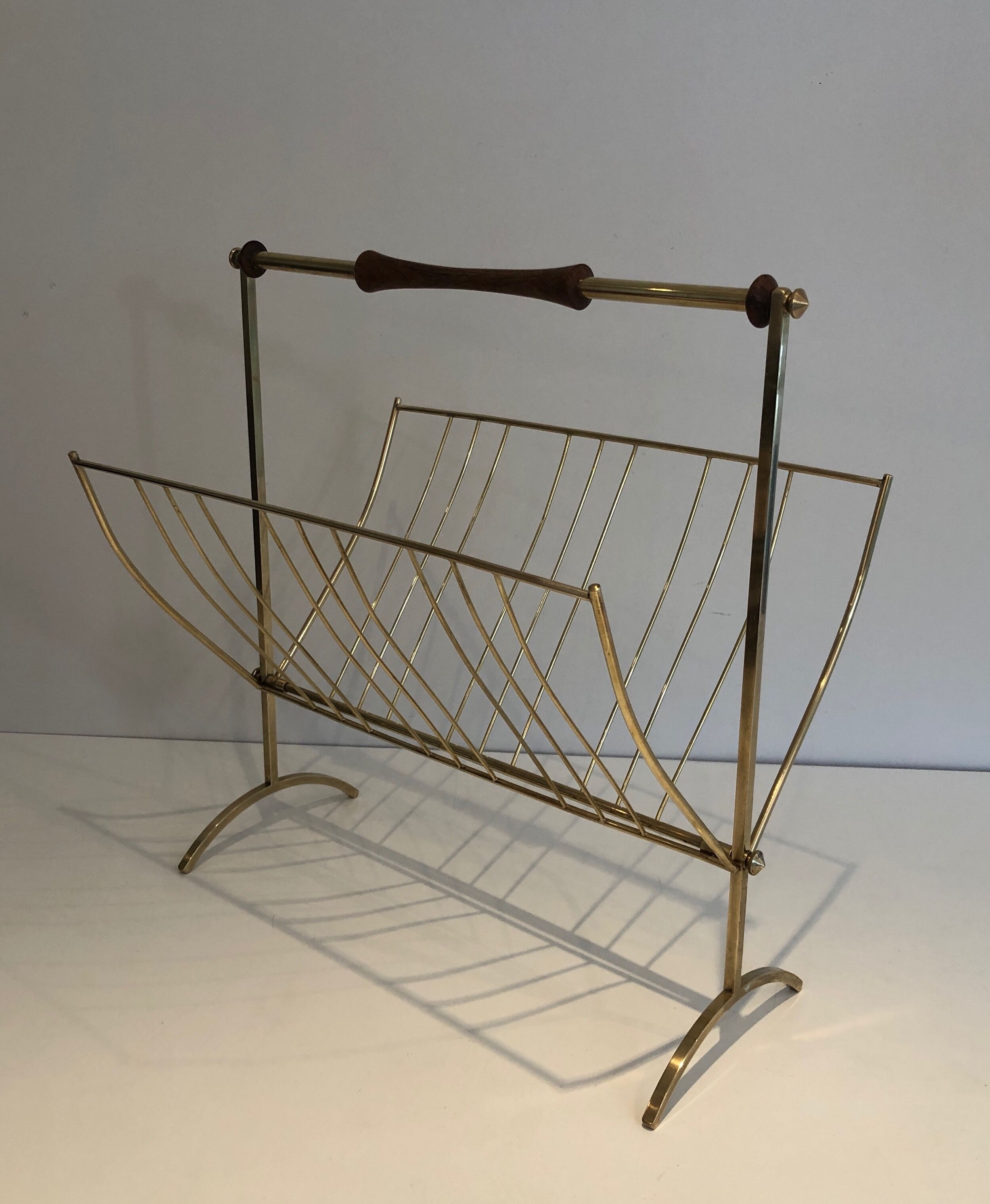 Porte-revues pliant en laiton et bois vers 1960
