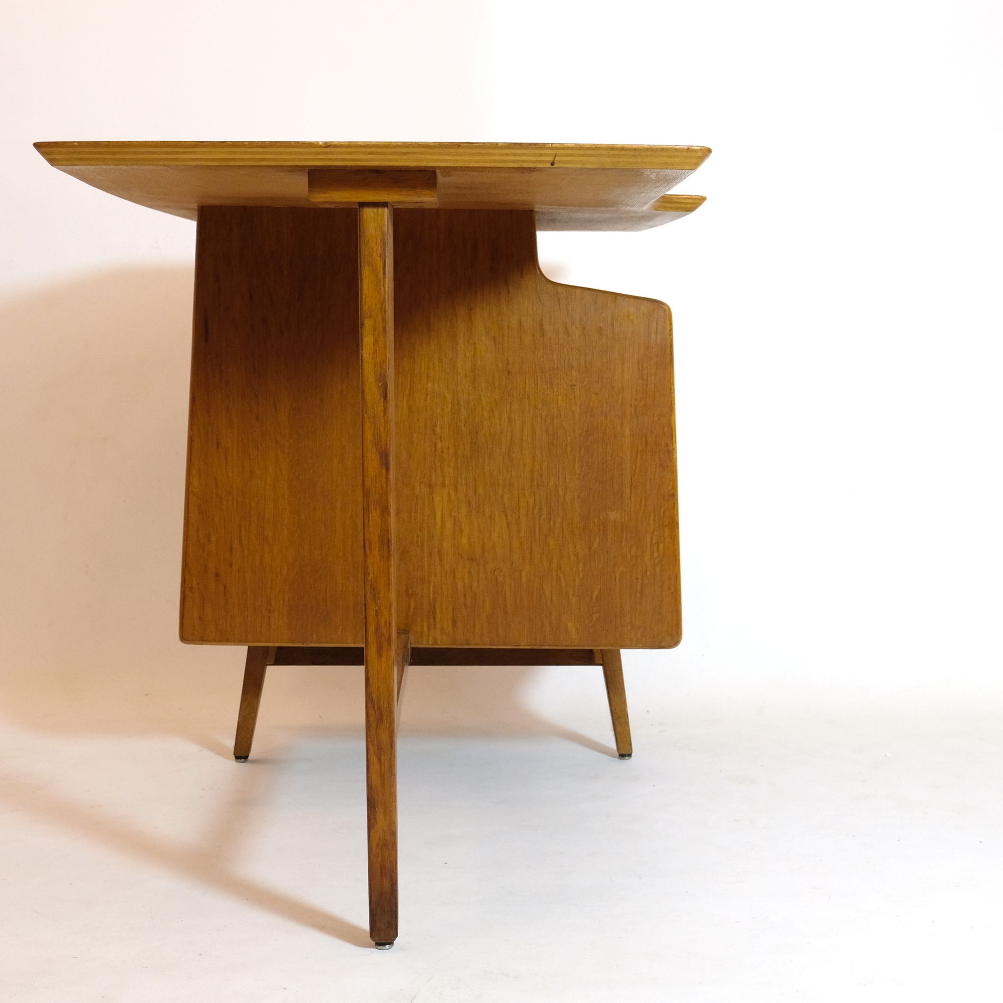 Bureau en chêne tripode, Jacques Hauville 1950