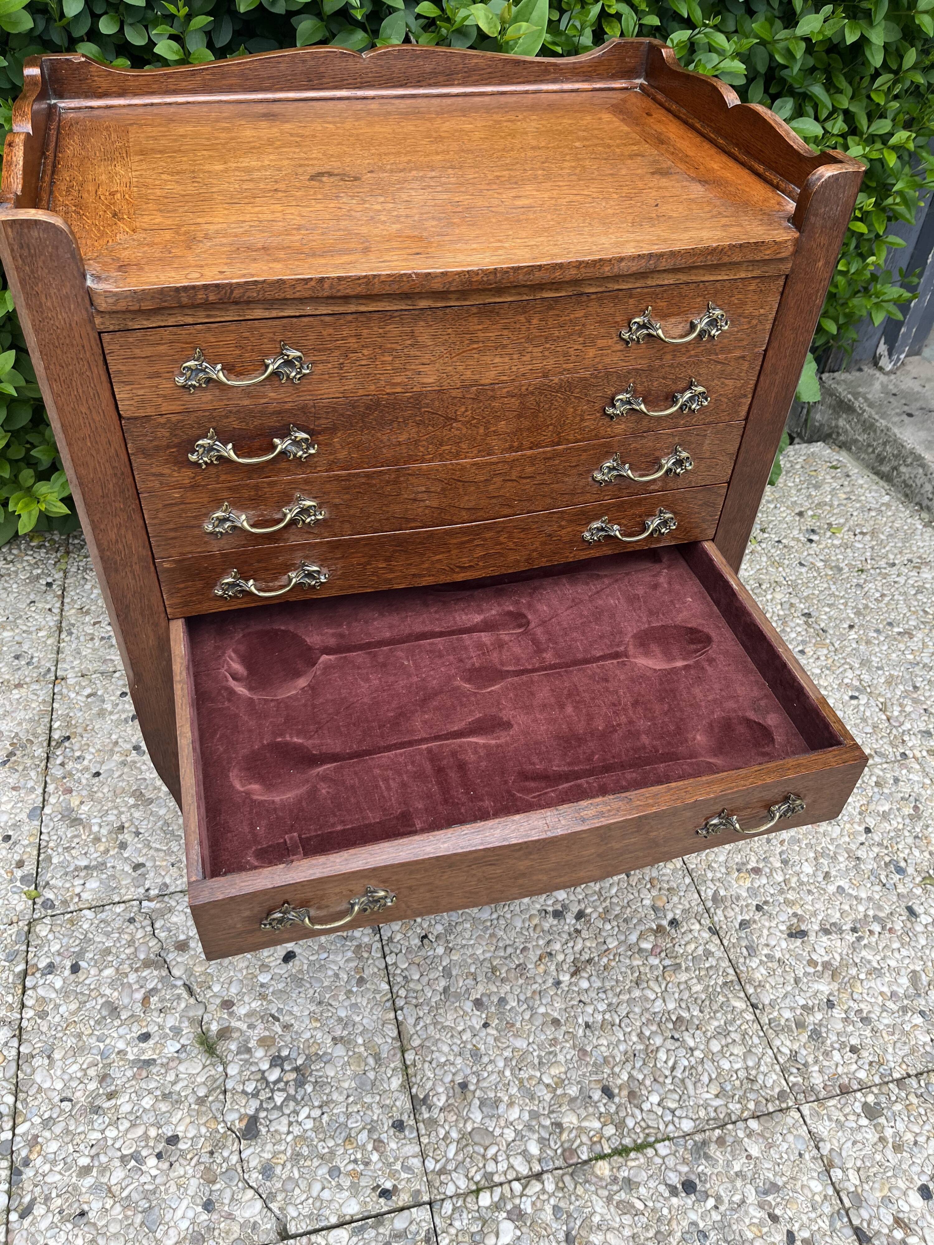 Silverware chest of drawers for housewife