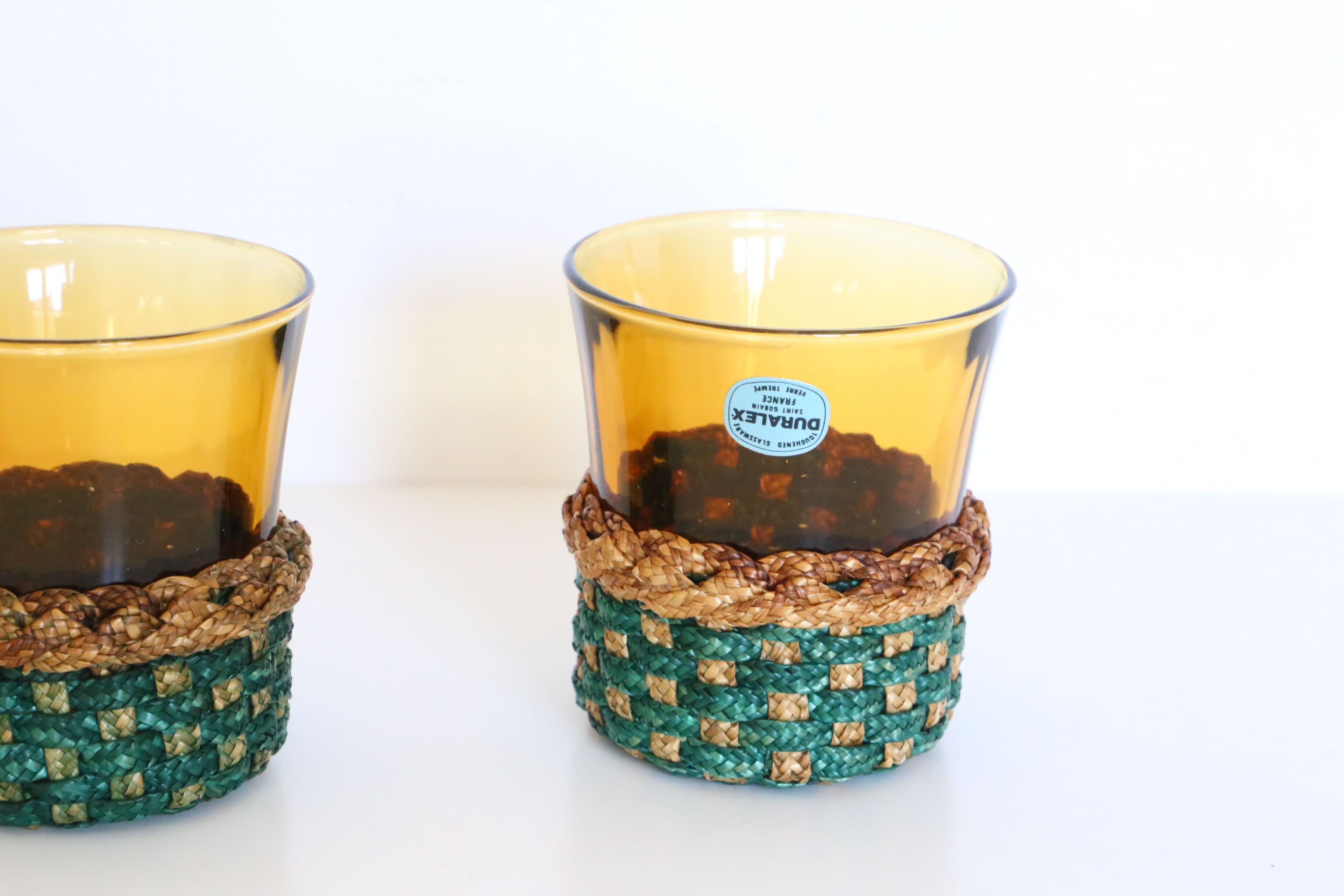 Set de deux verre fumés Duralex dans leur support tressé