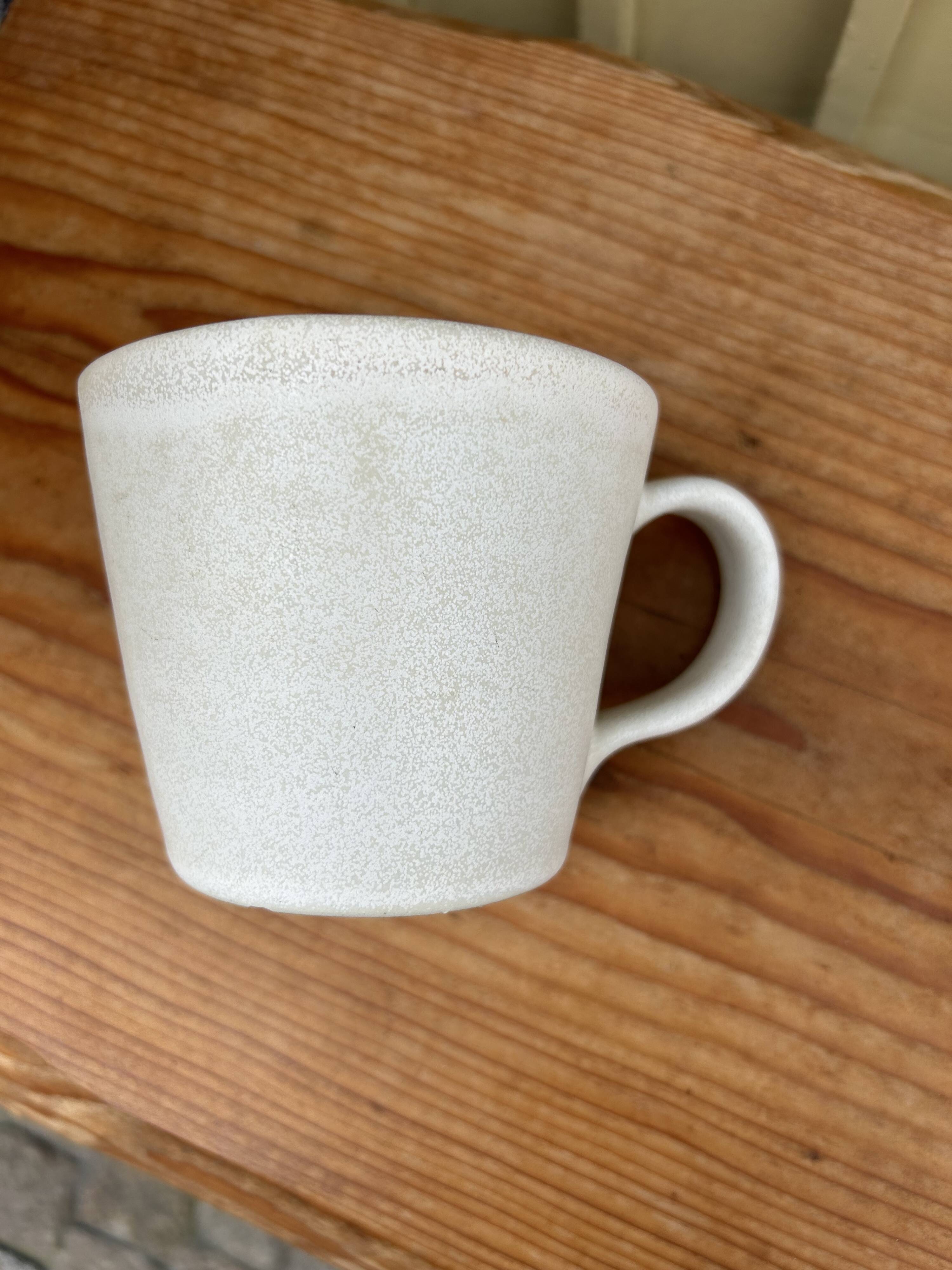 Mug en gré émaillé blanc cassé