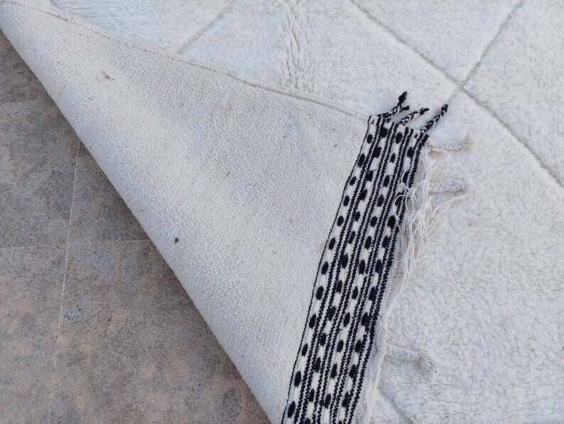 White rug in natural wool, 250cm x 150cm