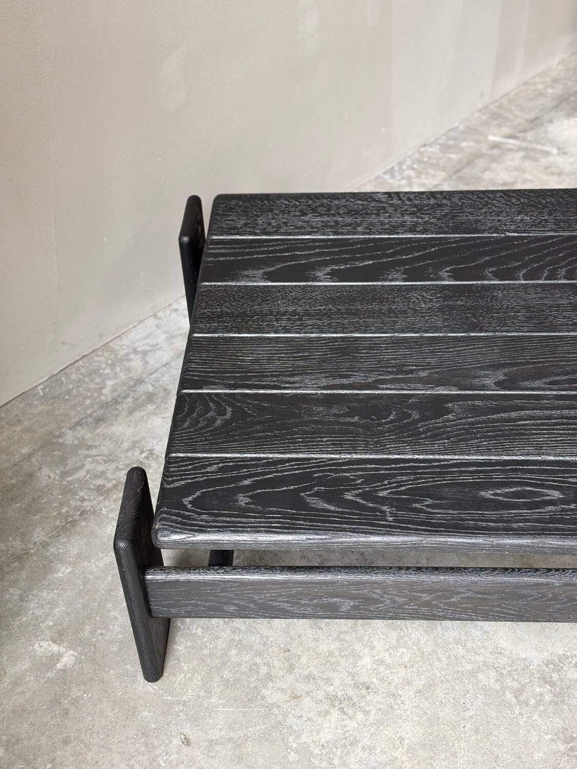 Table basse en bois noir