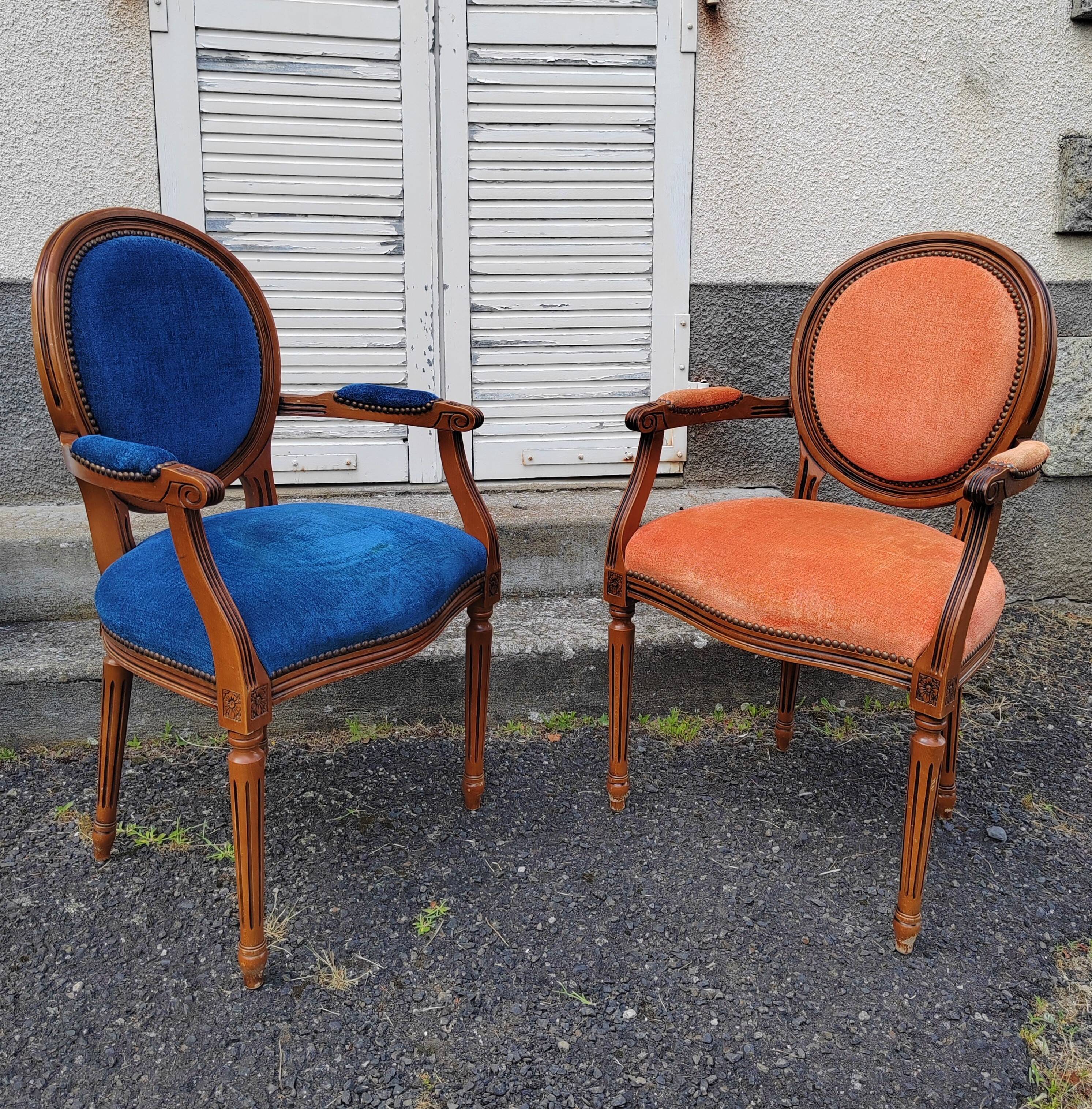 Fauteuil médaillon tapissé orange