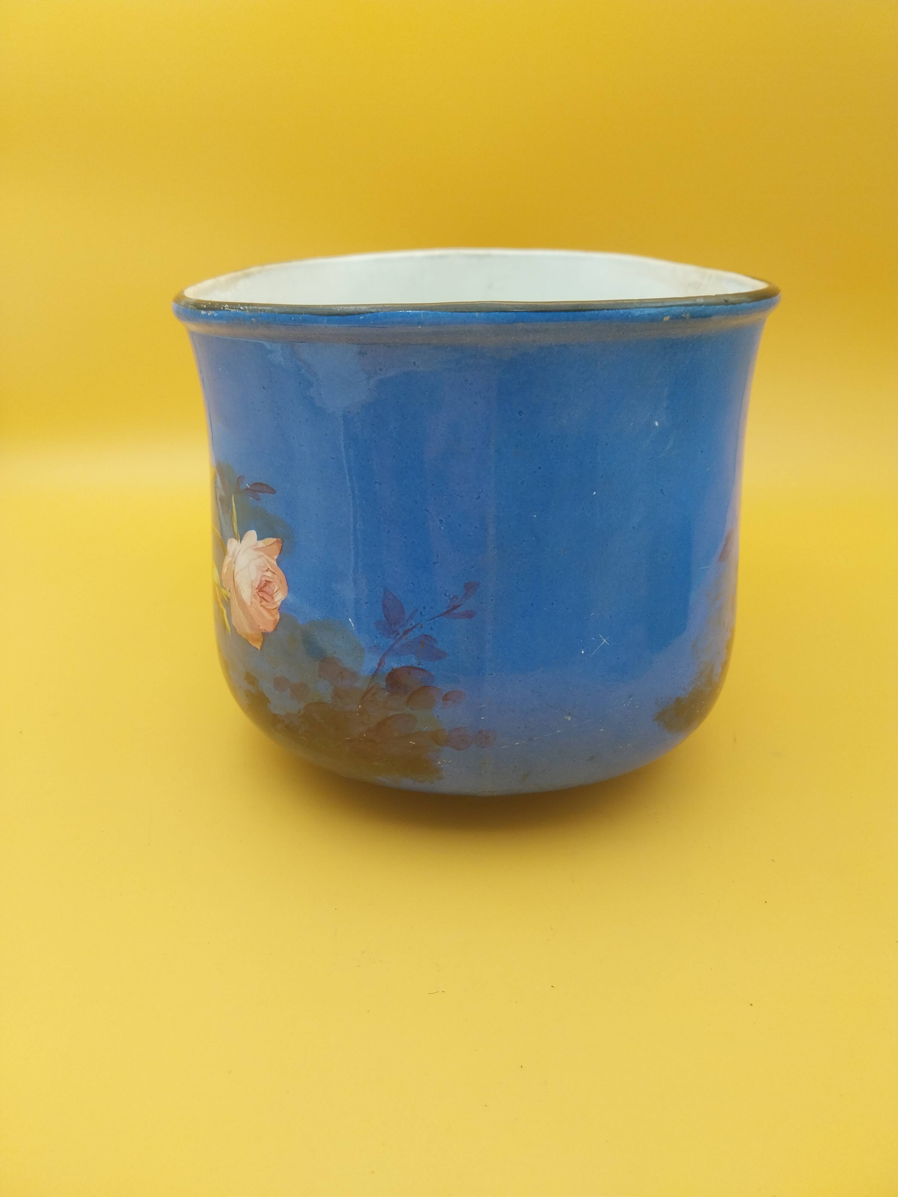 Paris porcelain jardinière with floral and bird decoration, 19th century.