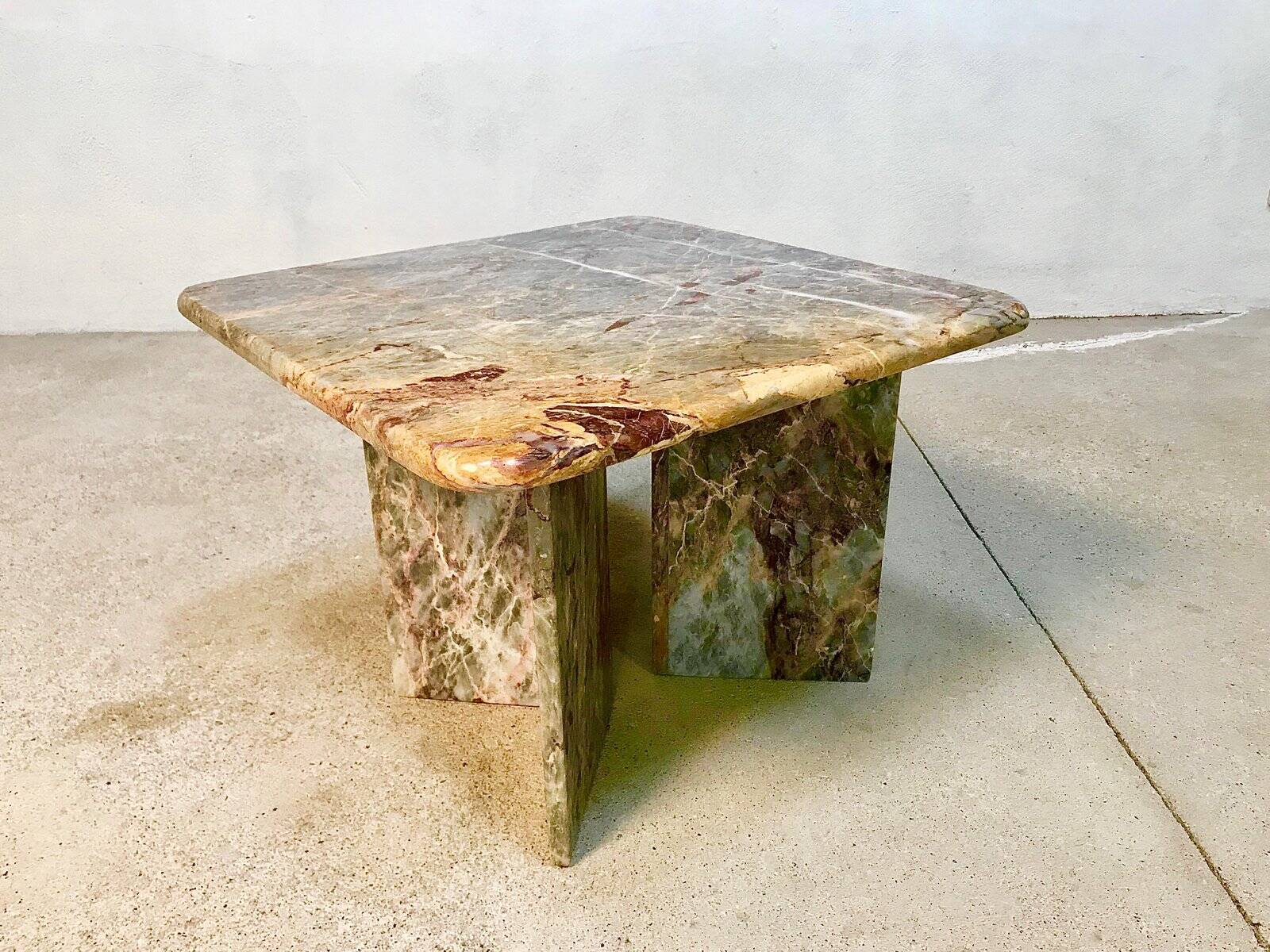 Table d'appoint ou table basse en marbre multicolore, Italie, années 1970