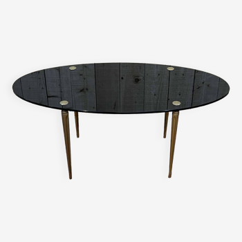 Table basse ovale des années 60, piétement acier laitoné et plateau verre fumé