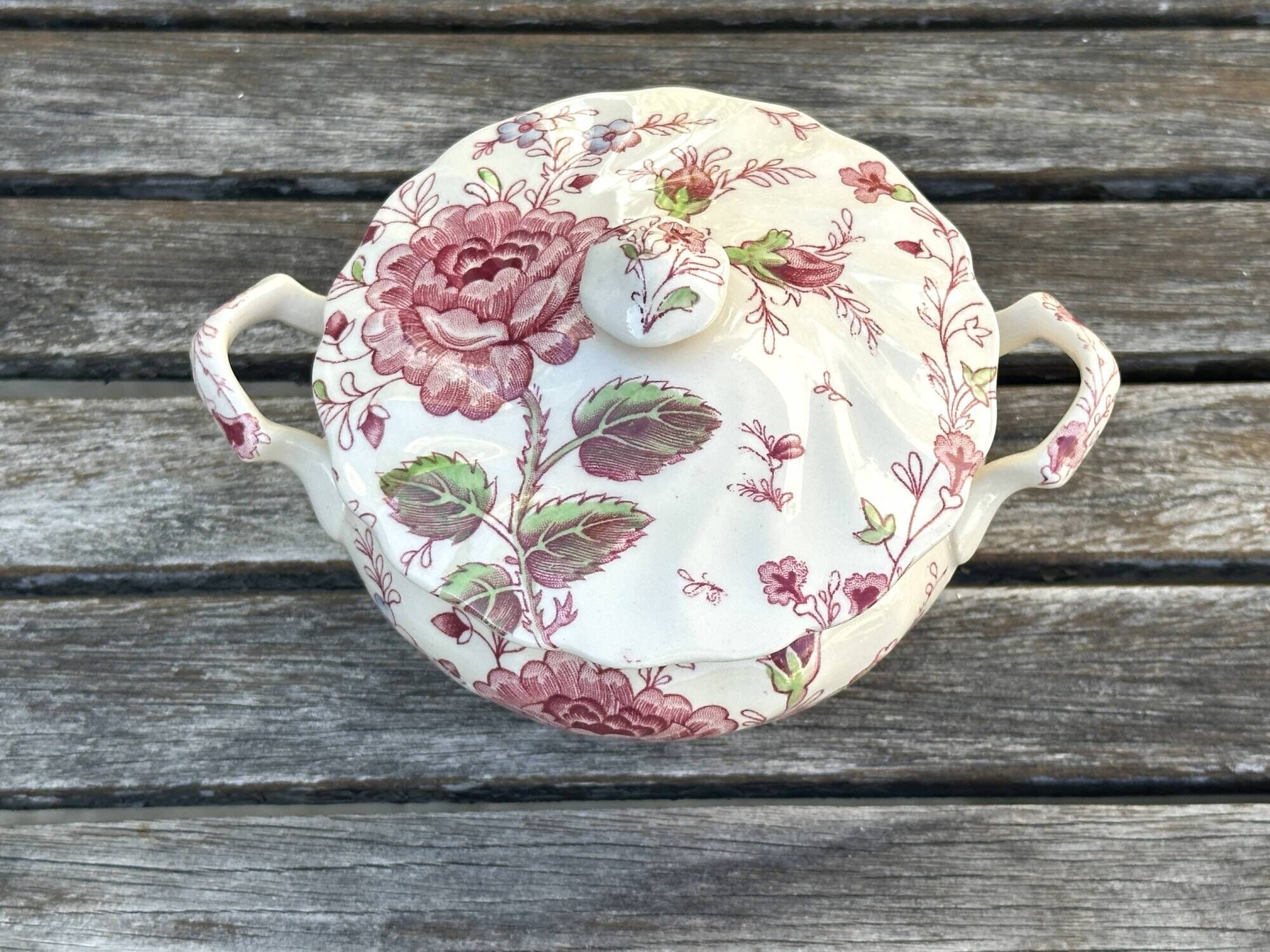Vintage sugar bowl in English earthenware, Johnson Brothers Rose Chintz pattern.