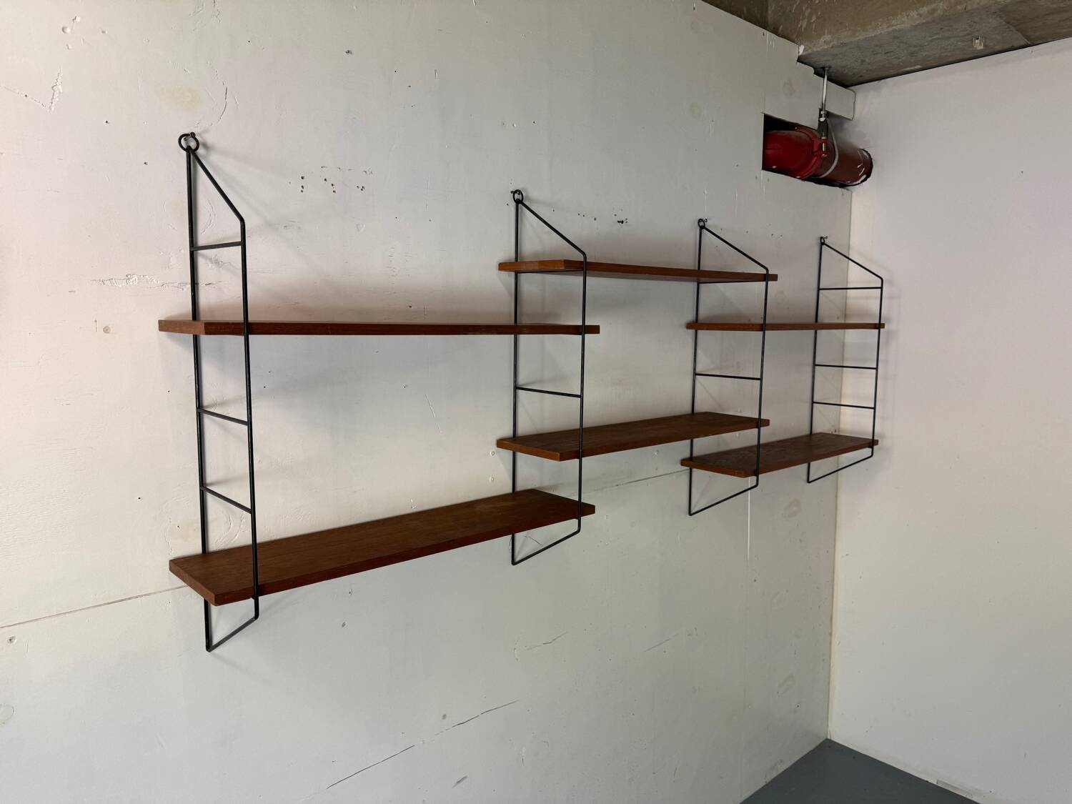 Système mural en teck et acier de style moderniste du milieu du siècle, années 1950