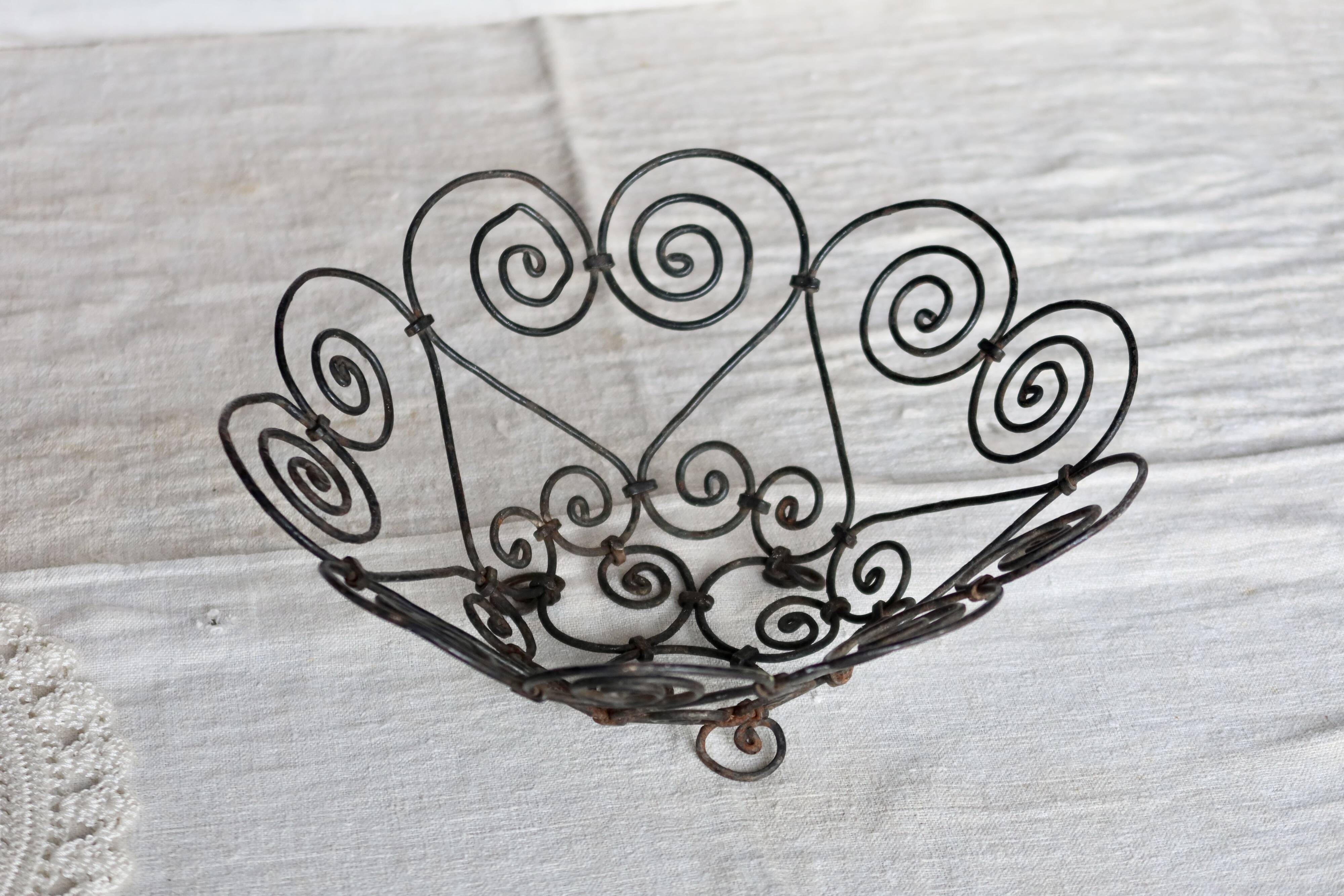 Vintage black metal basket with swirls – Decorative wire salad bowl
