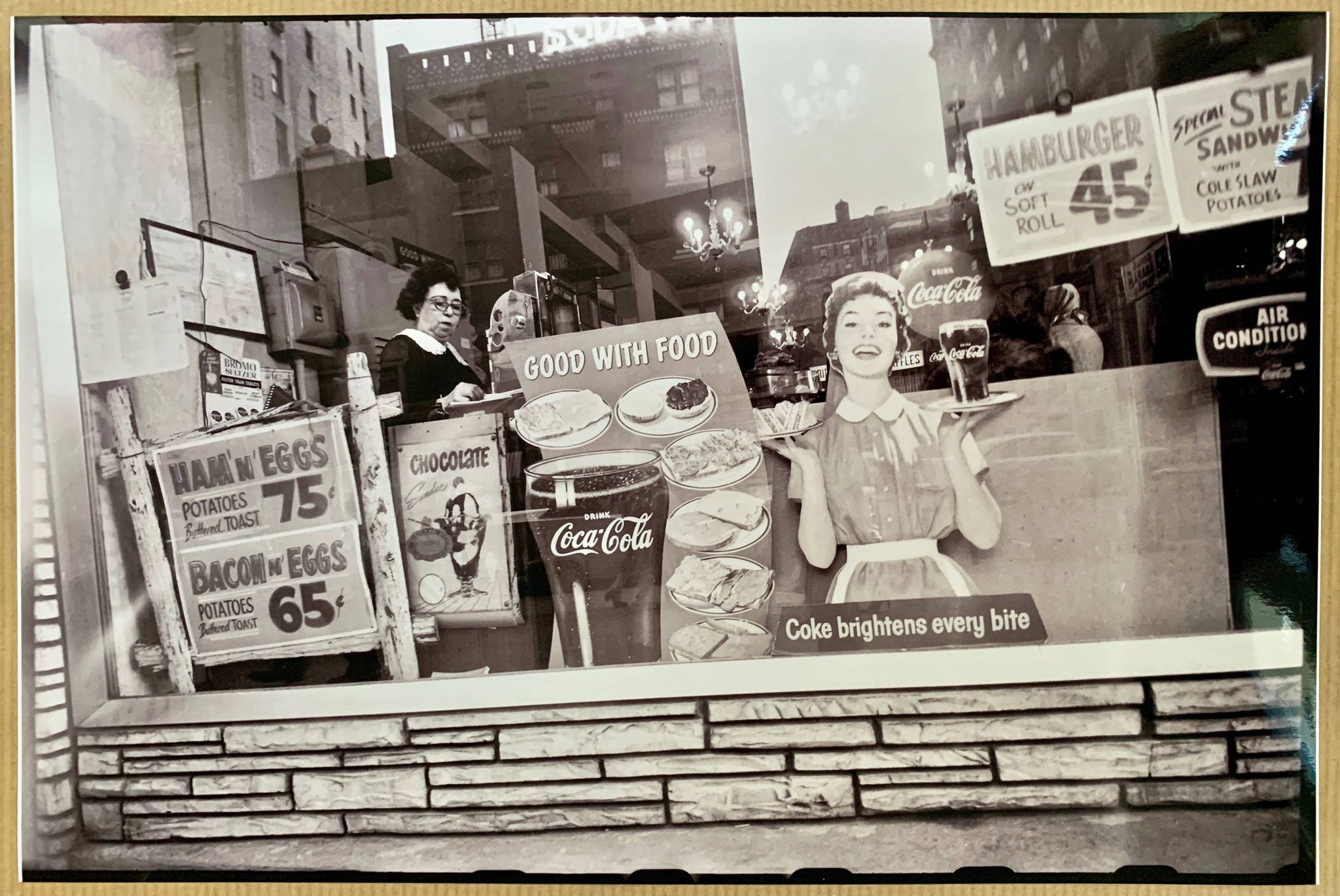 Instantané urbain – Une scène authentique de New York figée en 1959