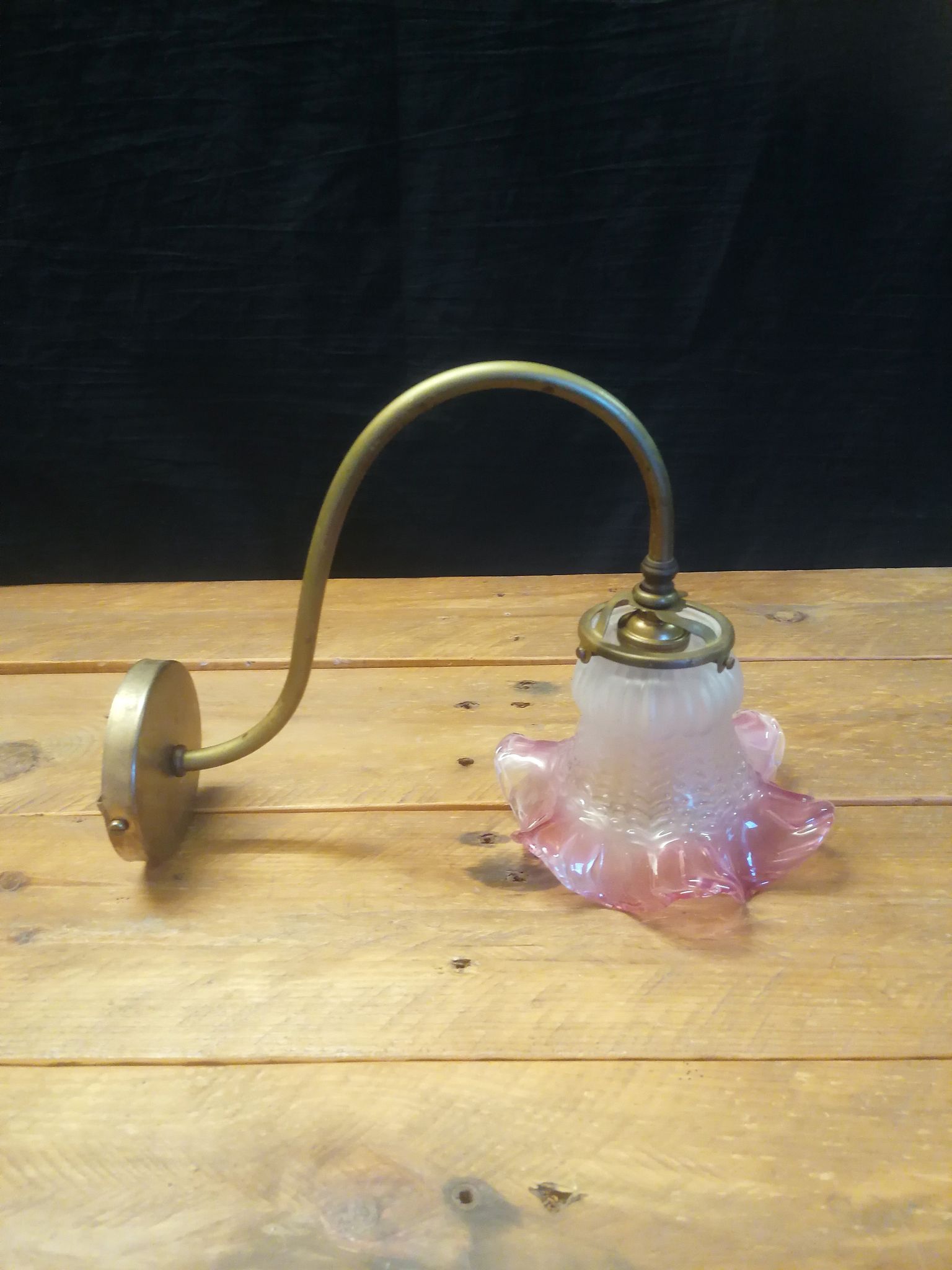 Swan collar wall applique and glass pressed Pink and white - 60s
