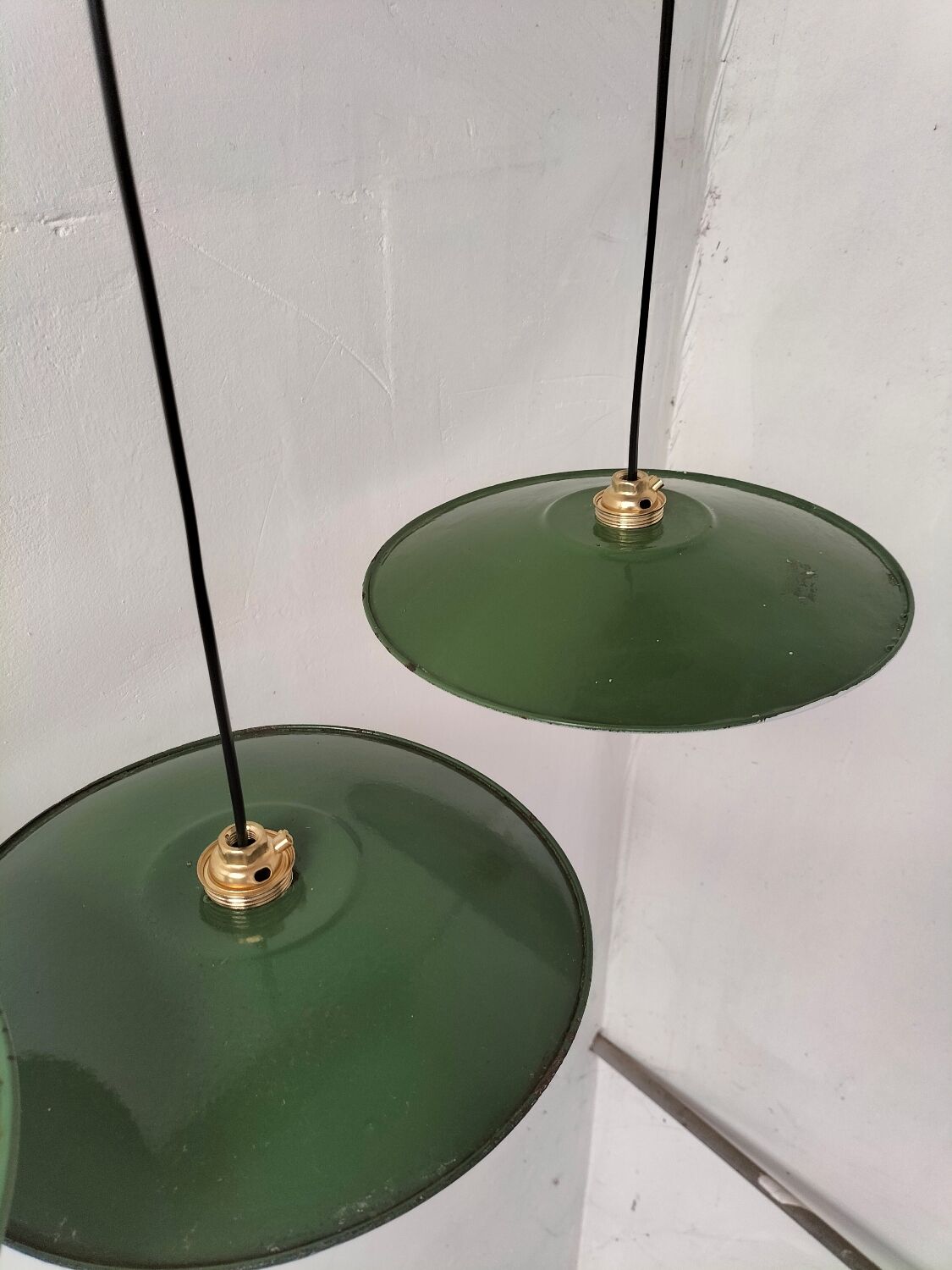 Suspensions in enamelled sheets