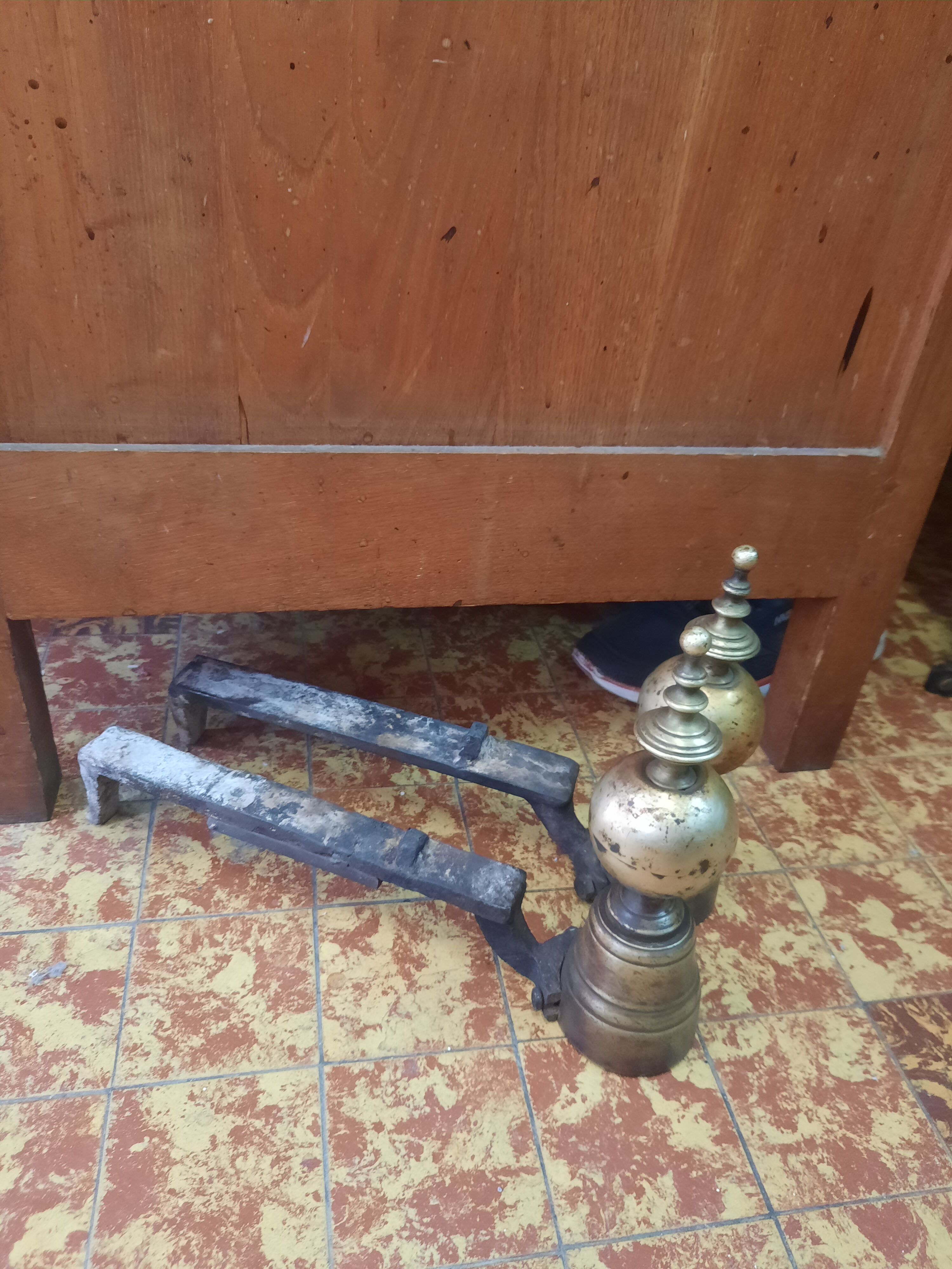 Fireplace set chenets firewall