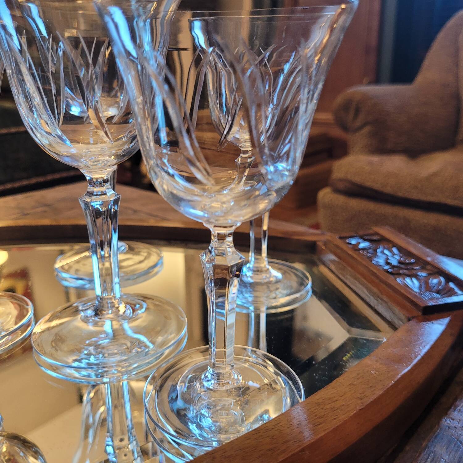 Service de 12 verres en cristal gravé – deux formats assortis, années