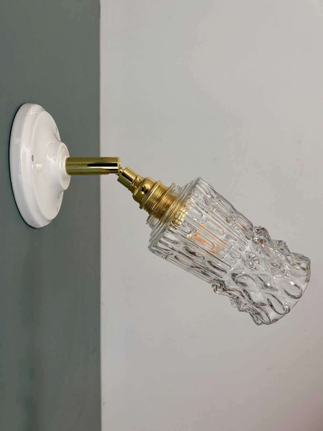 Applique tulipe vintage en verre moulé transparent
