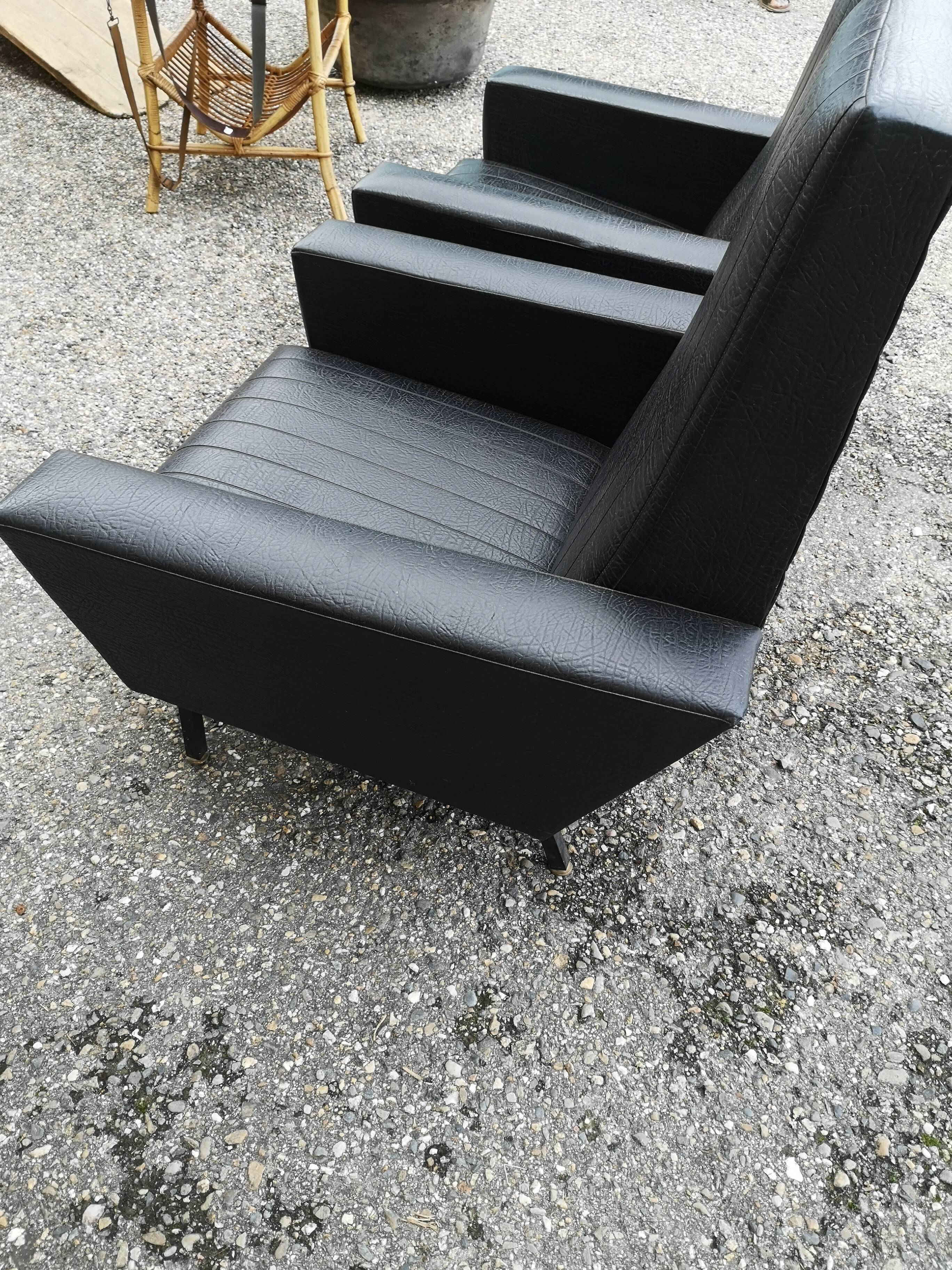 Paire de fauteuils skaï années 60