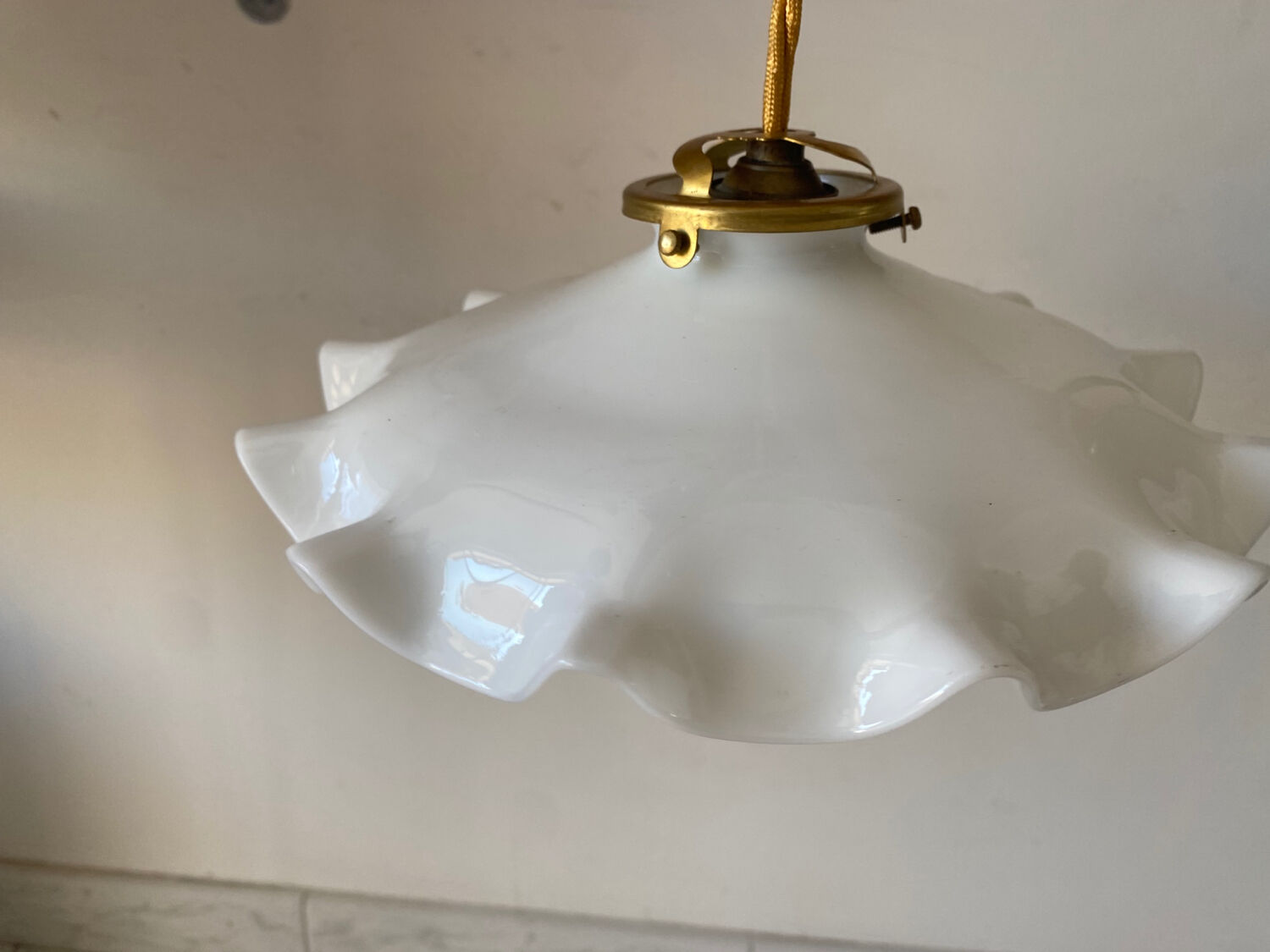 White opaline suspension