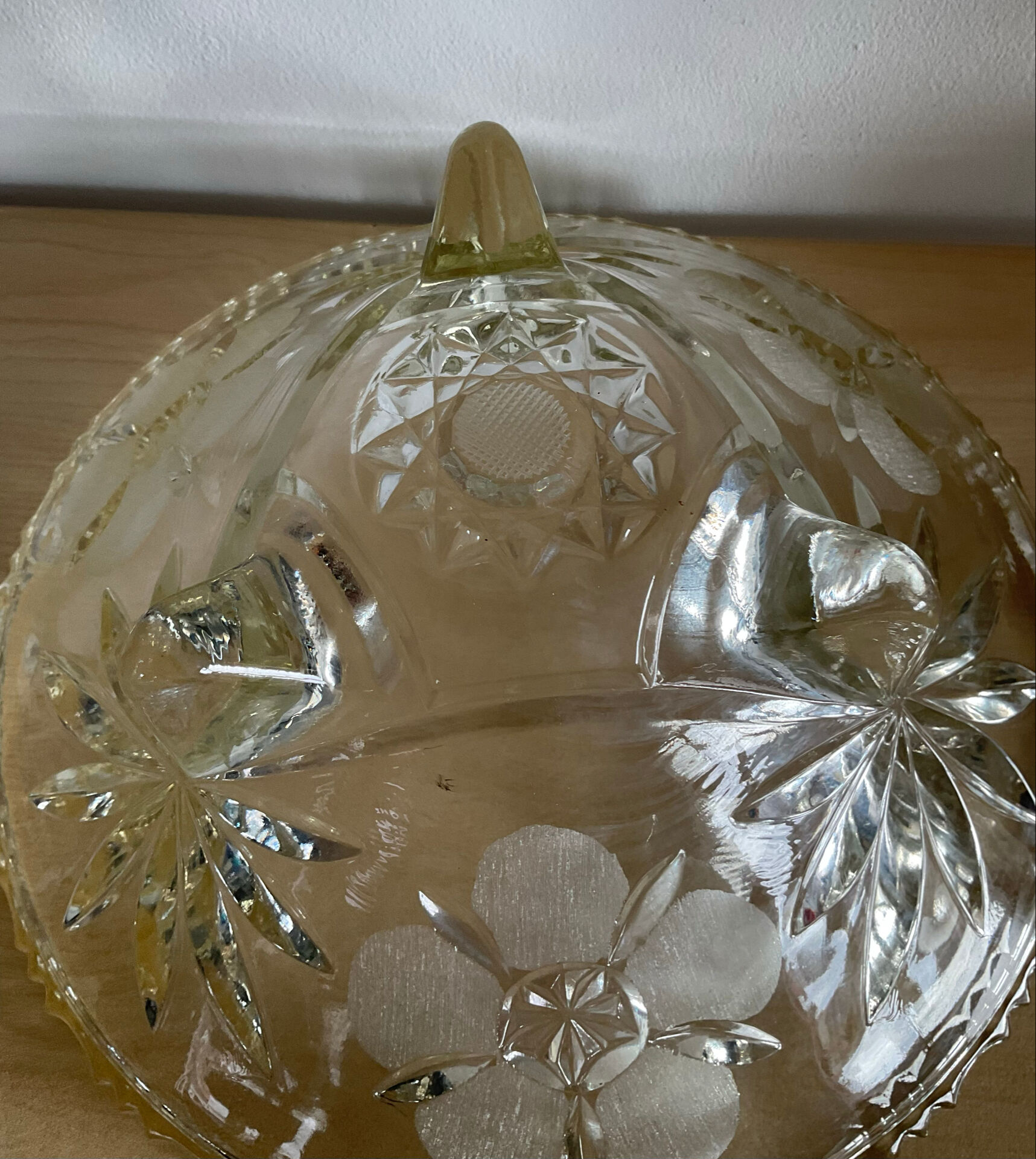 Art Deco tripod bowl in engraved glass