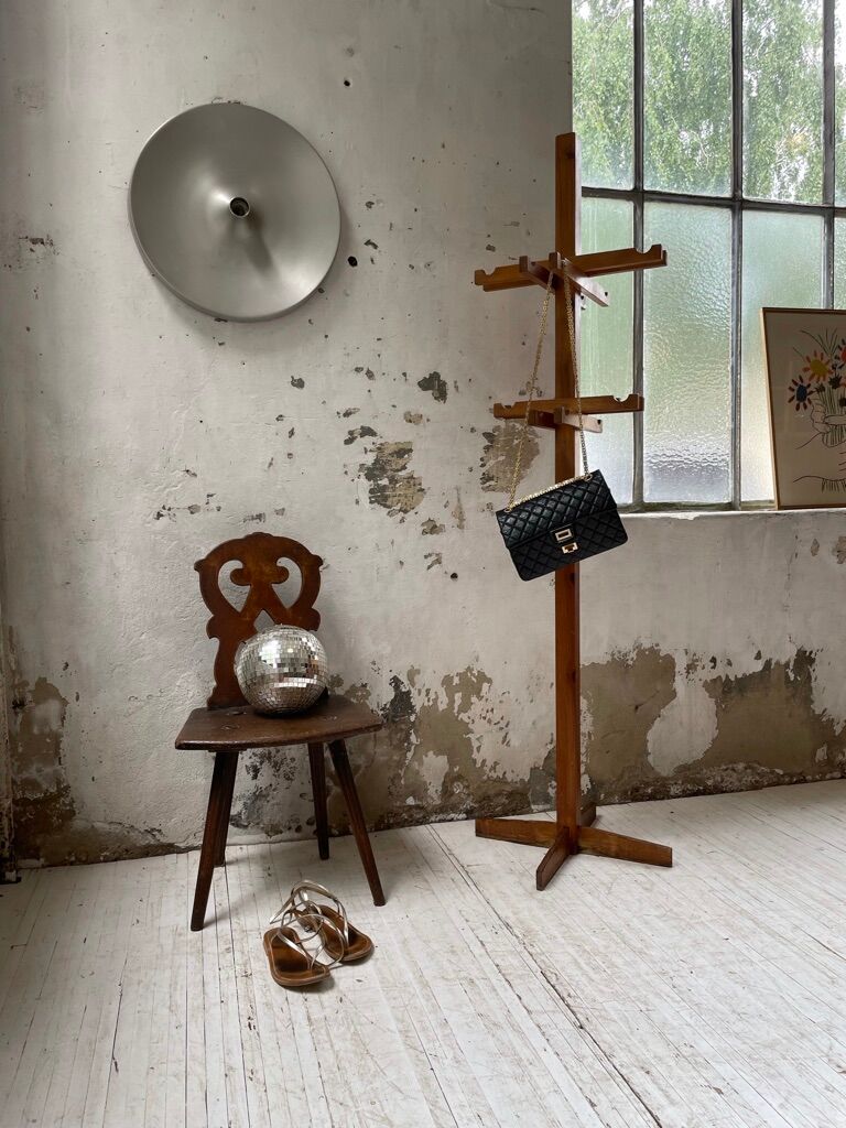 Patère wears pine coat 70