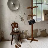 Patère wears pine coat 70