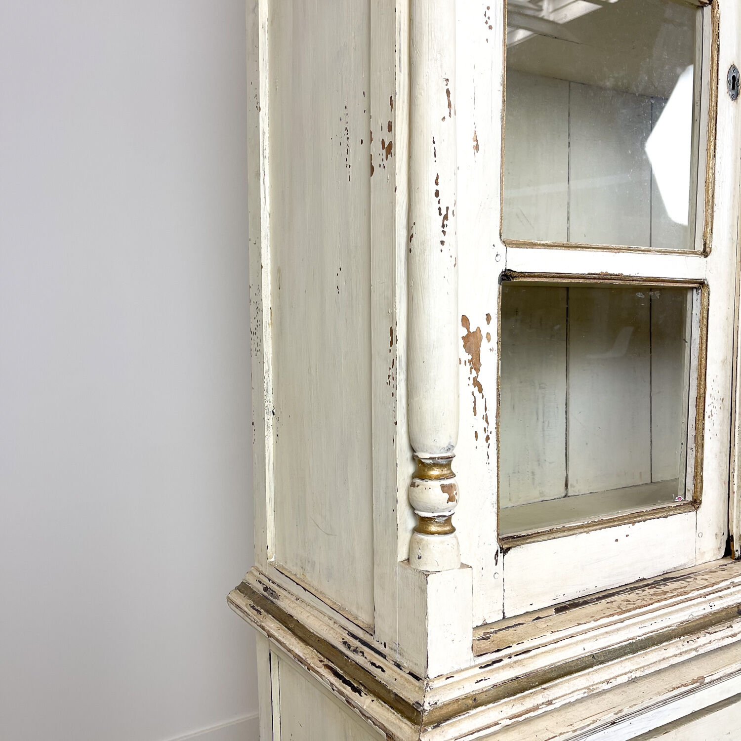 Vintage brocant White painted Kitchen display cabinet