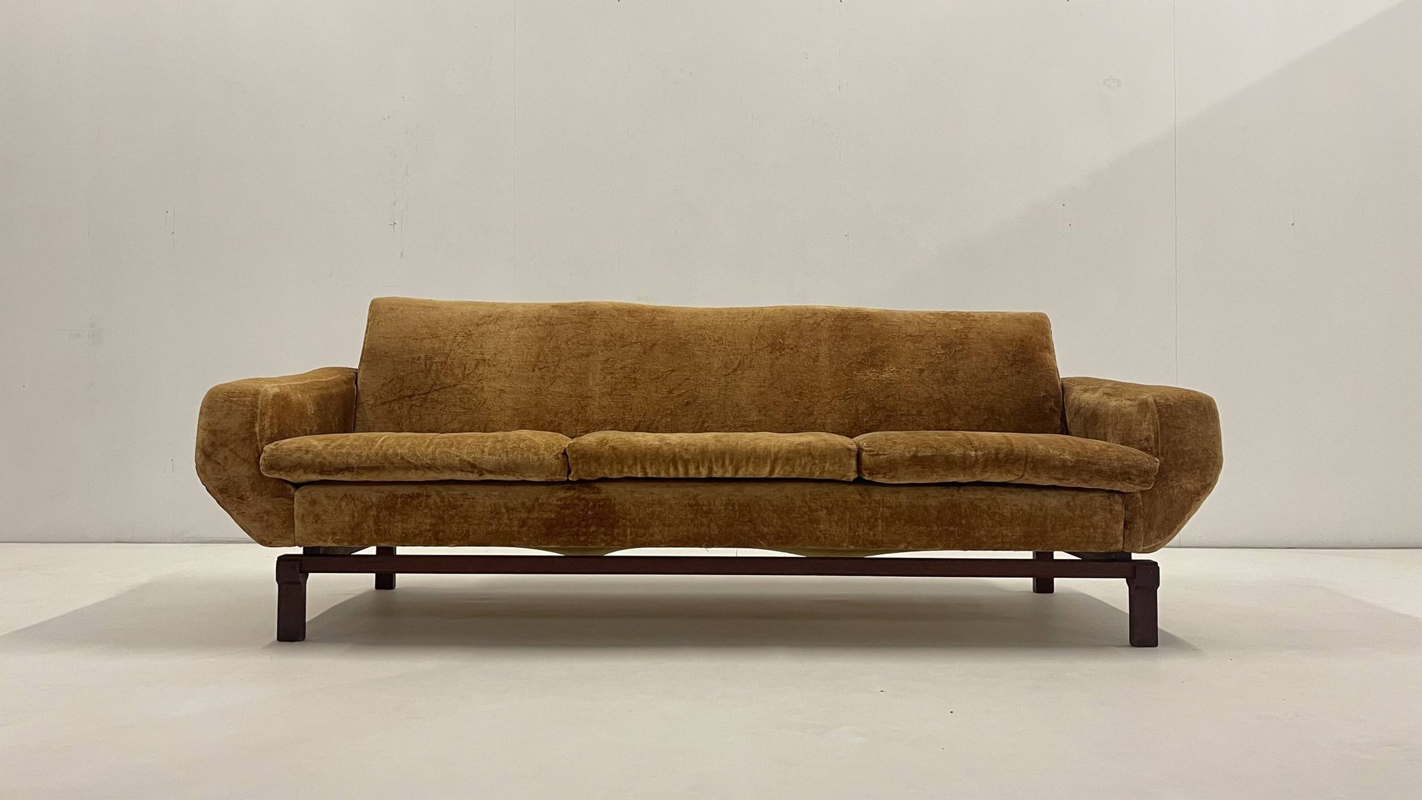 Living room set in amber velvet