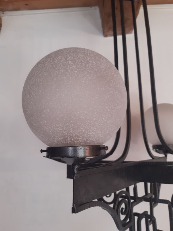 Lustre d'époque 1930 art déco fer forgé et boules verre granité