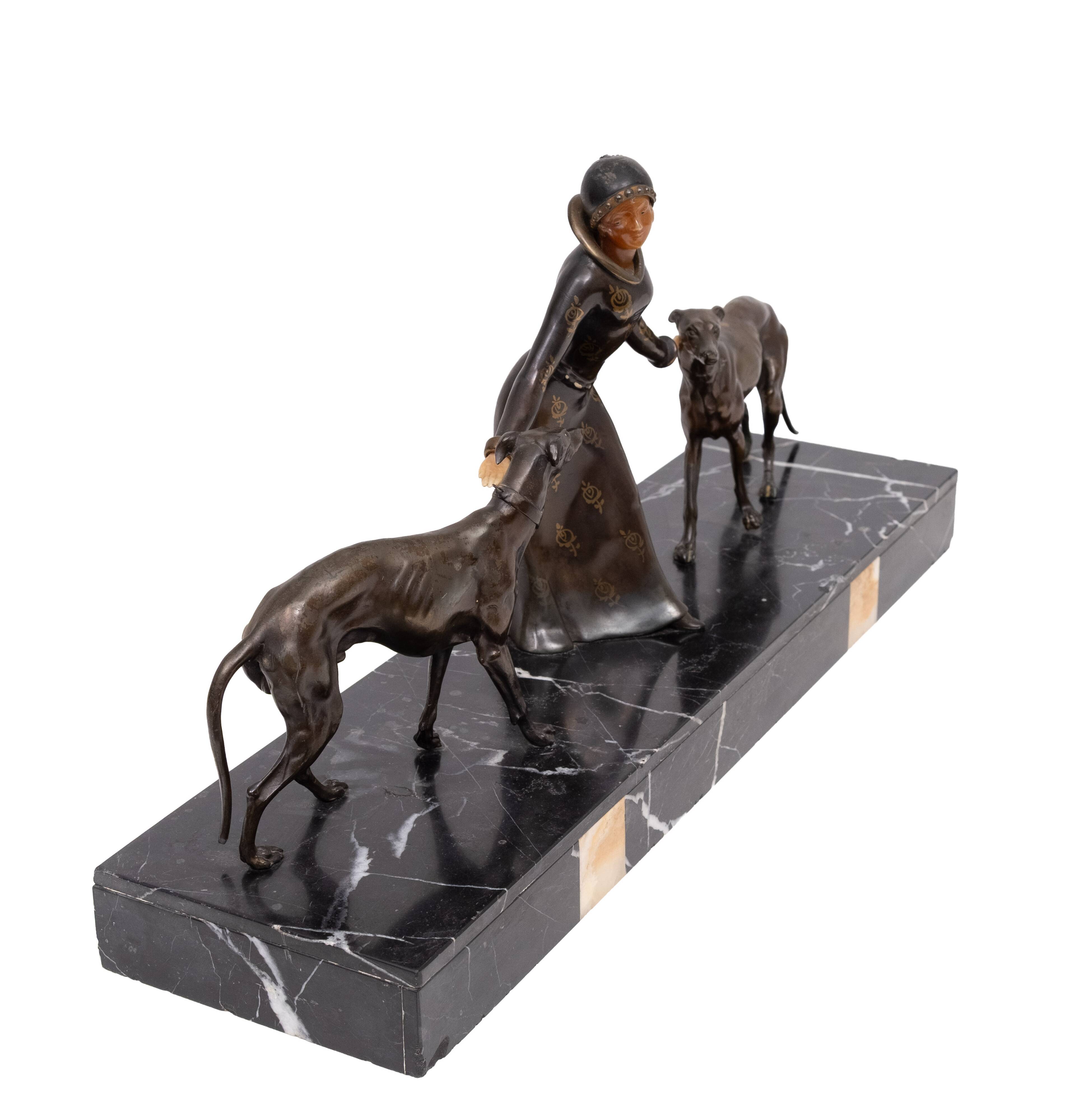 Sculpture Art Déco d'une femme avec des lévriers 1920/30 France