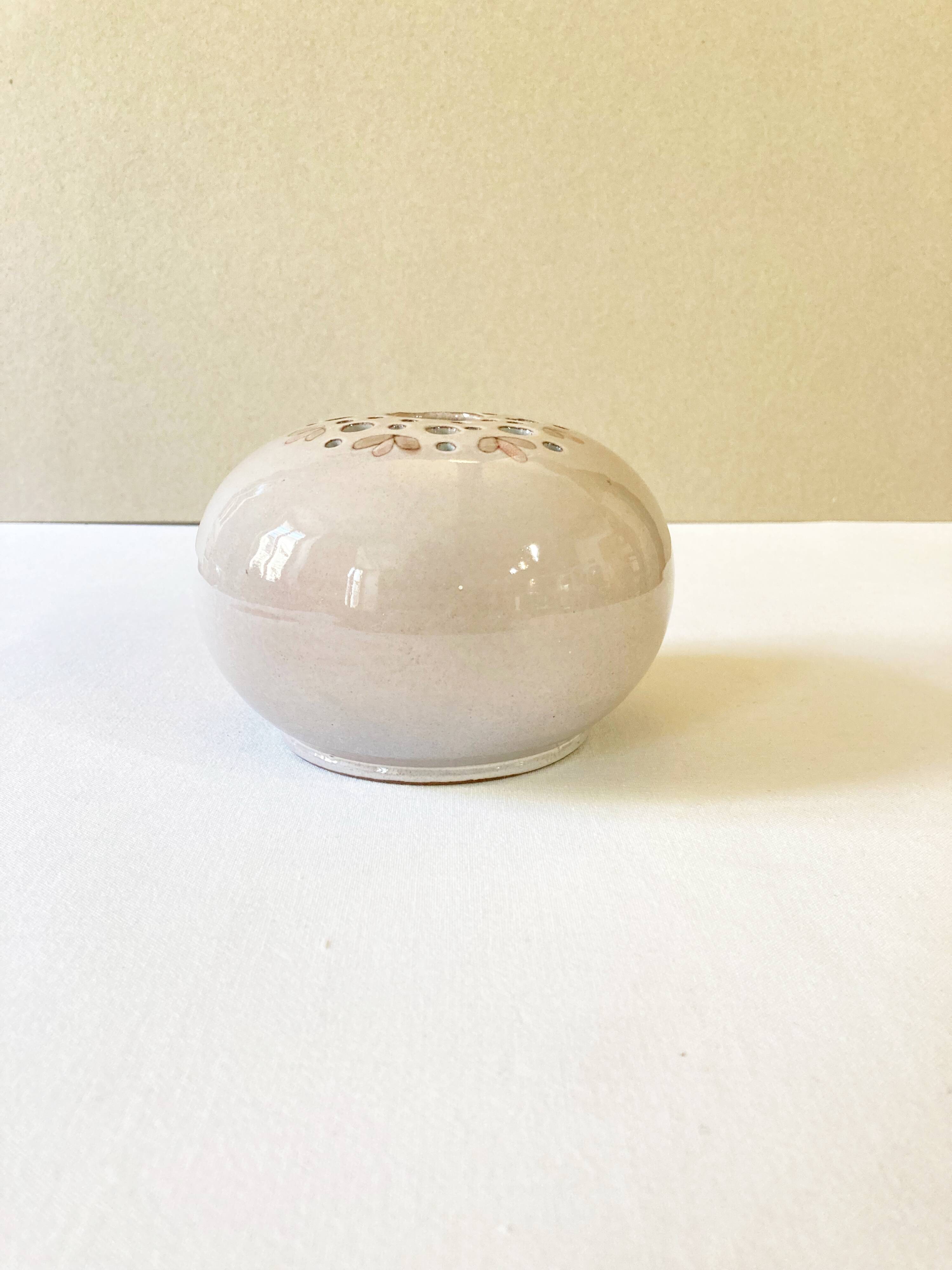 Vase with flowers in glazed ceramic