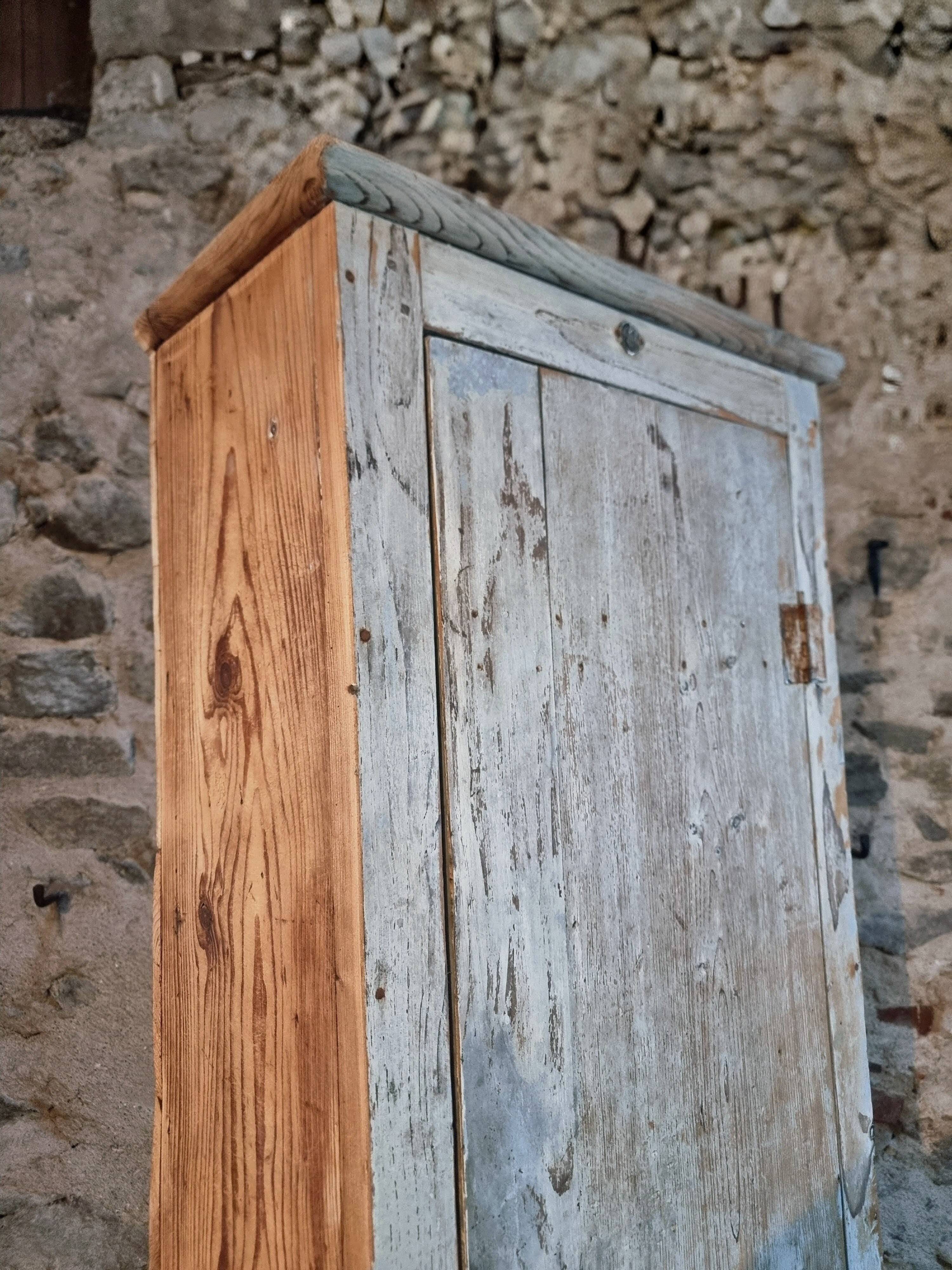 Antique French workshop cupboard – 1900-1920 – Narrow bonnetière