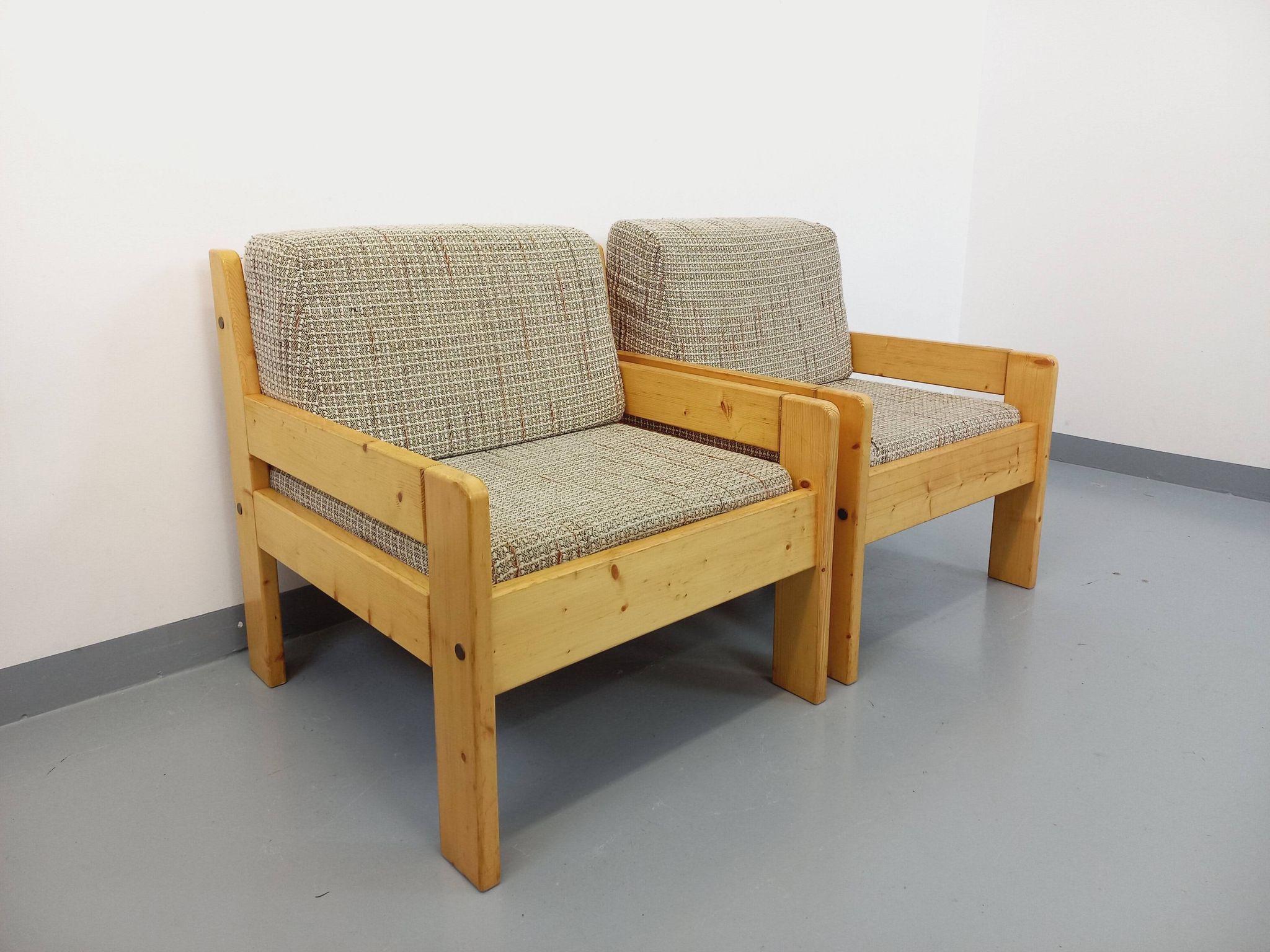 Set of 2 vintage fireside chairs in pine and fabric from the 70s