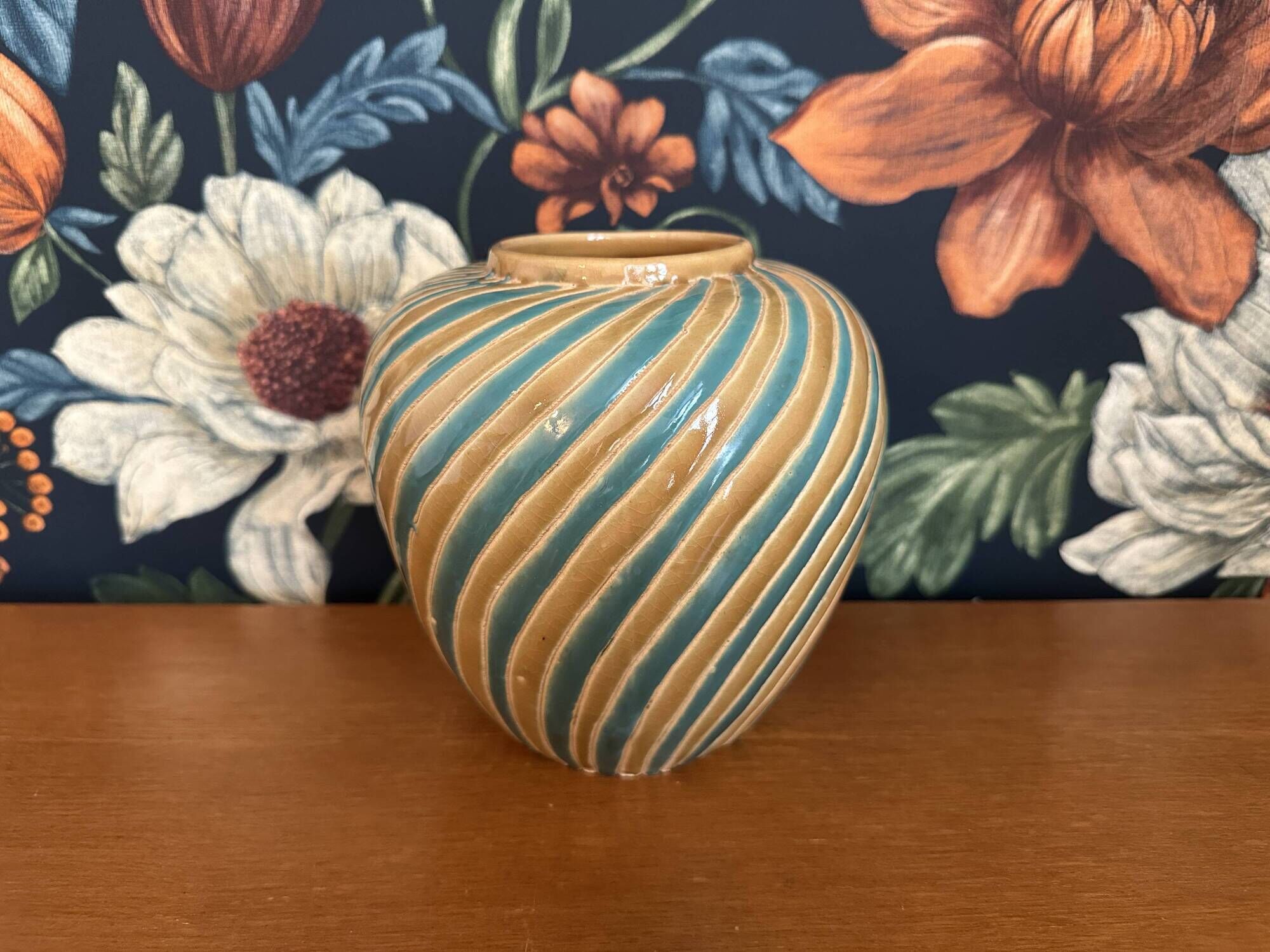 Ancien vase boule en céramique forme spirale vintage