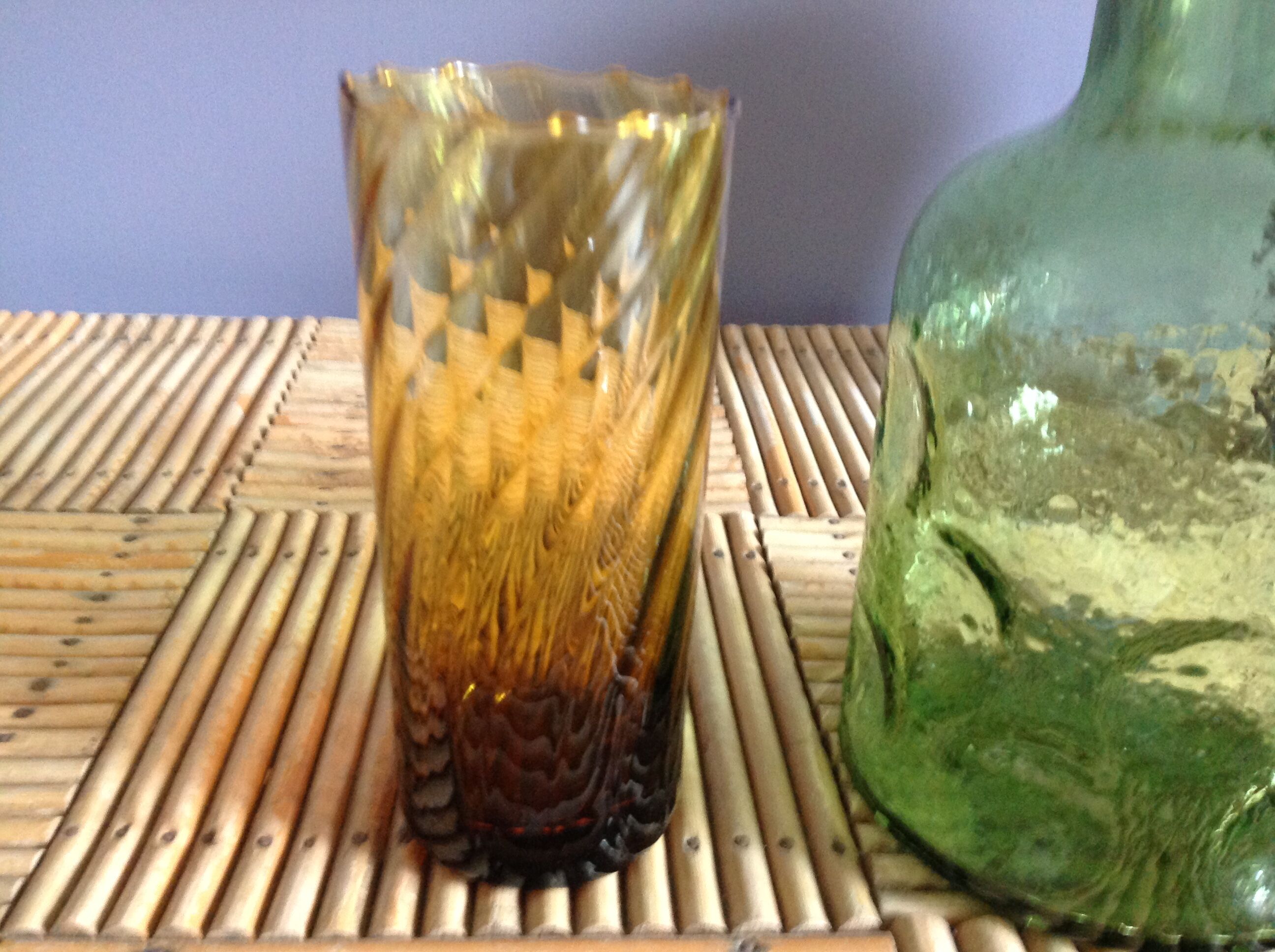 Carafe année 70 avec son verre à orangeade ambré